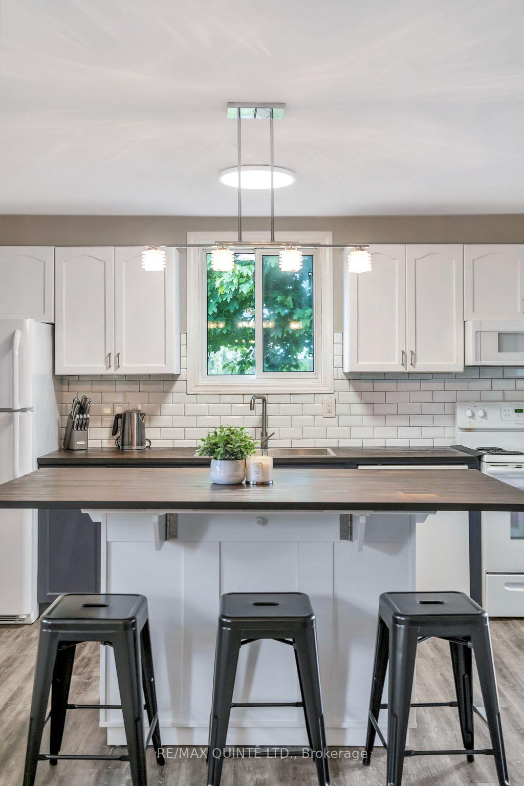 Photo 14 of 32 Tice Crescent, Belleville, Belleville Ward — HOMEH