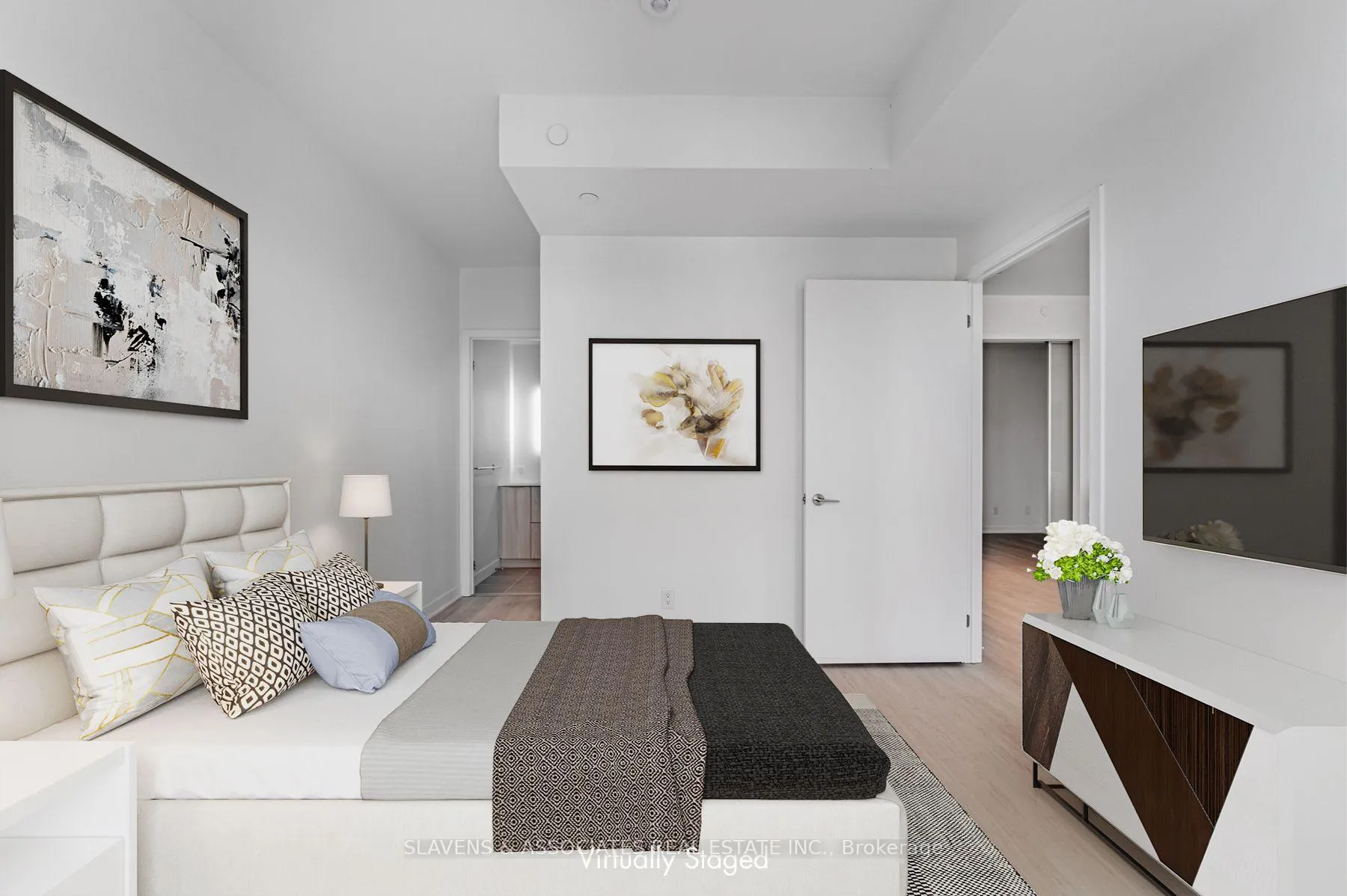Photo 10 of Unit 1005, 185 Alberta Avenue, Toronto, Oakwood Village — HOMEH