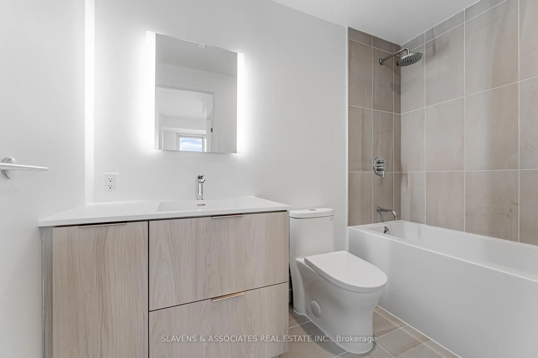 Photo 11 of Unit 1005, 185 Alberta Avenue, Toronto, Oakwood Village — HOMEH