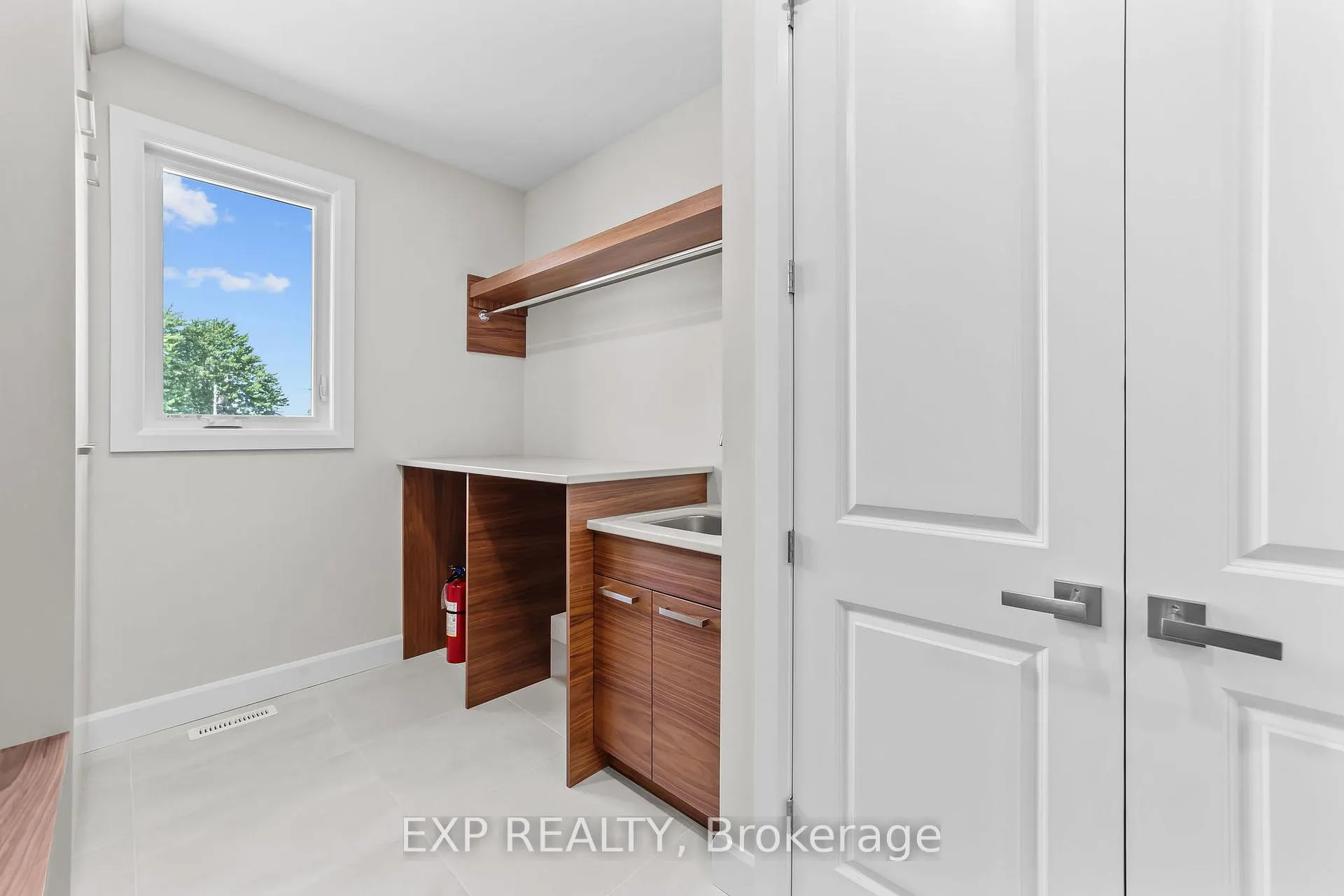 Photo 15 of 421 Ontario Street, Warwick, Watford — HOMEH