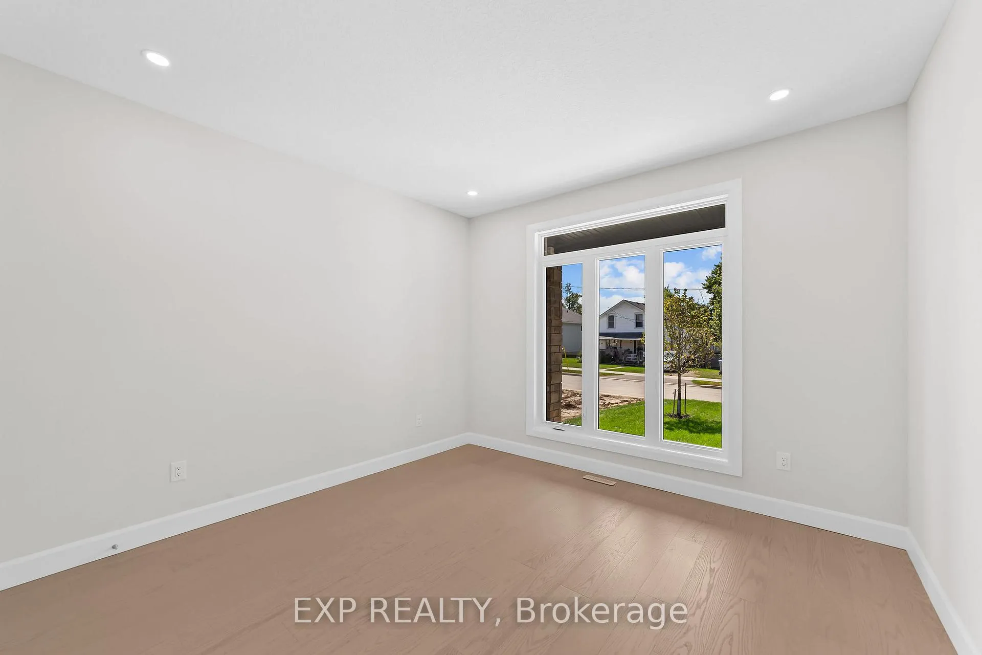 Photo 17 of 421 Ontario Street, Warwick, Watford — HOMEH