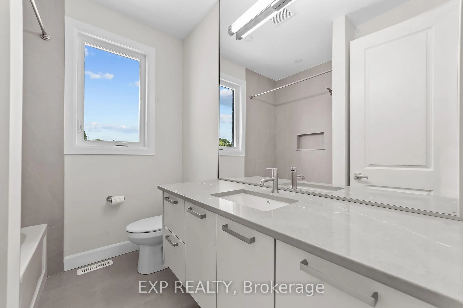 Photo 18 of 421 Ontario Street, Warwick, Watford — HOMEH