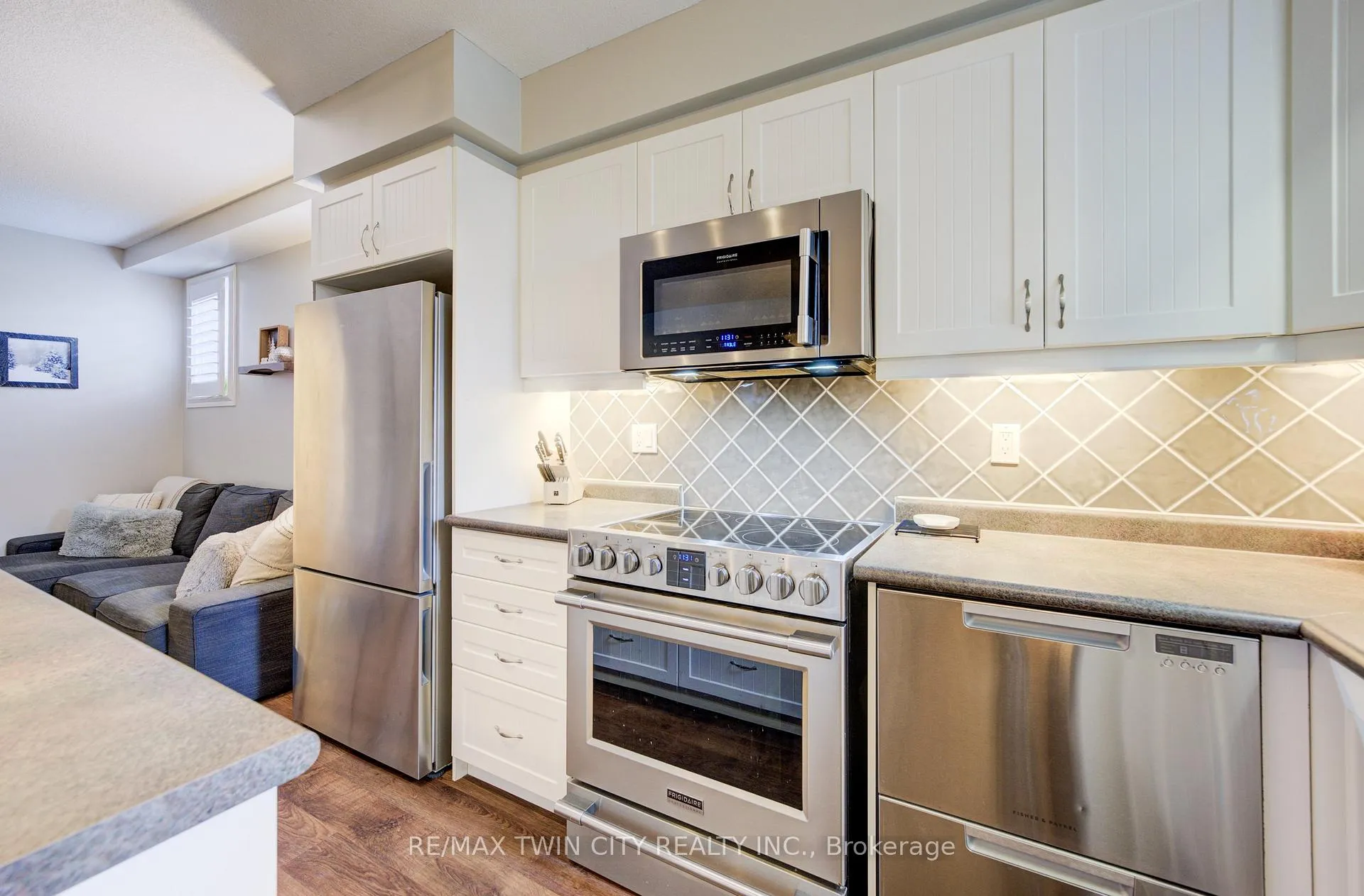 Photo 4 of 240 Westmeadow Drive, Kitchener, Highland West — HOMEH