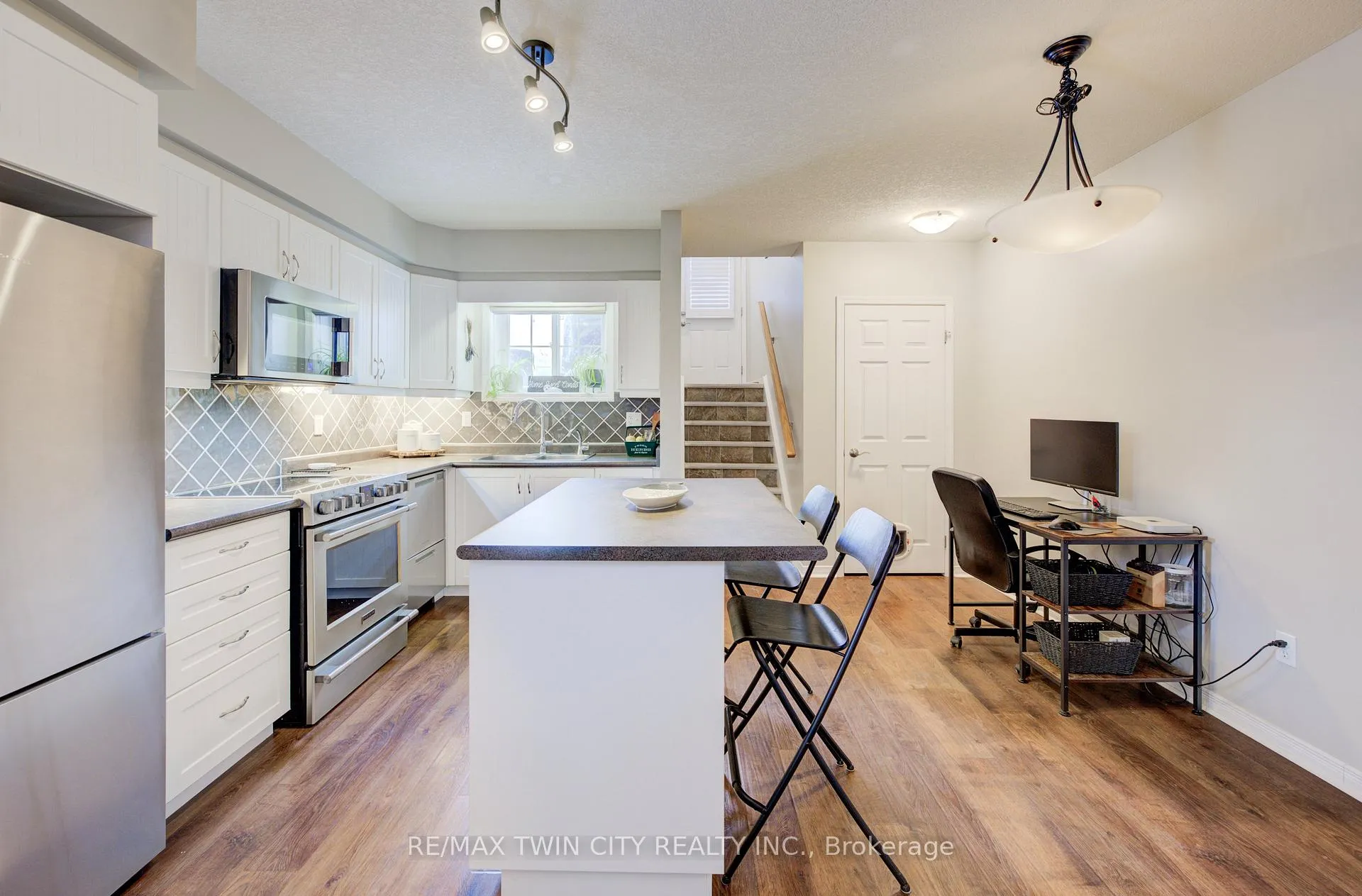 Photo 5 of 240 Westmeadow Drive, Kitchener, Highland West — HOMEH