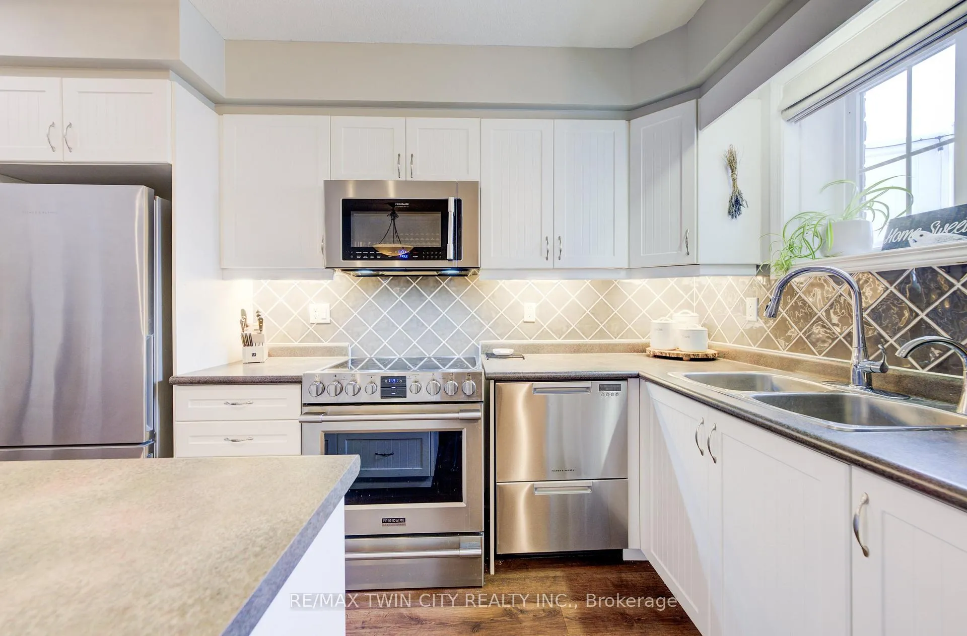 Photo 6 of 240 Westmeadow Drive, Kitchener, Highland West — HOMEH