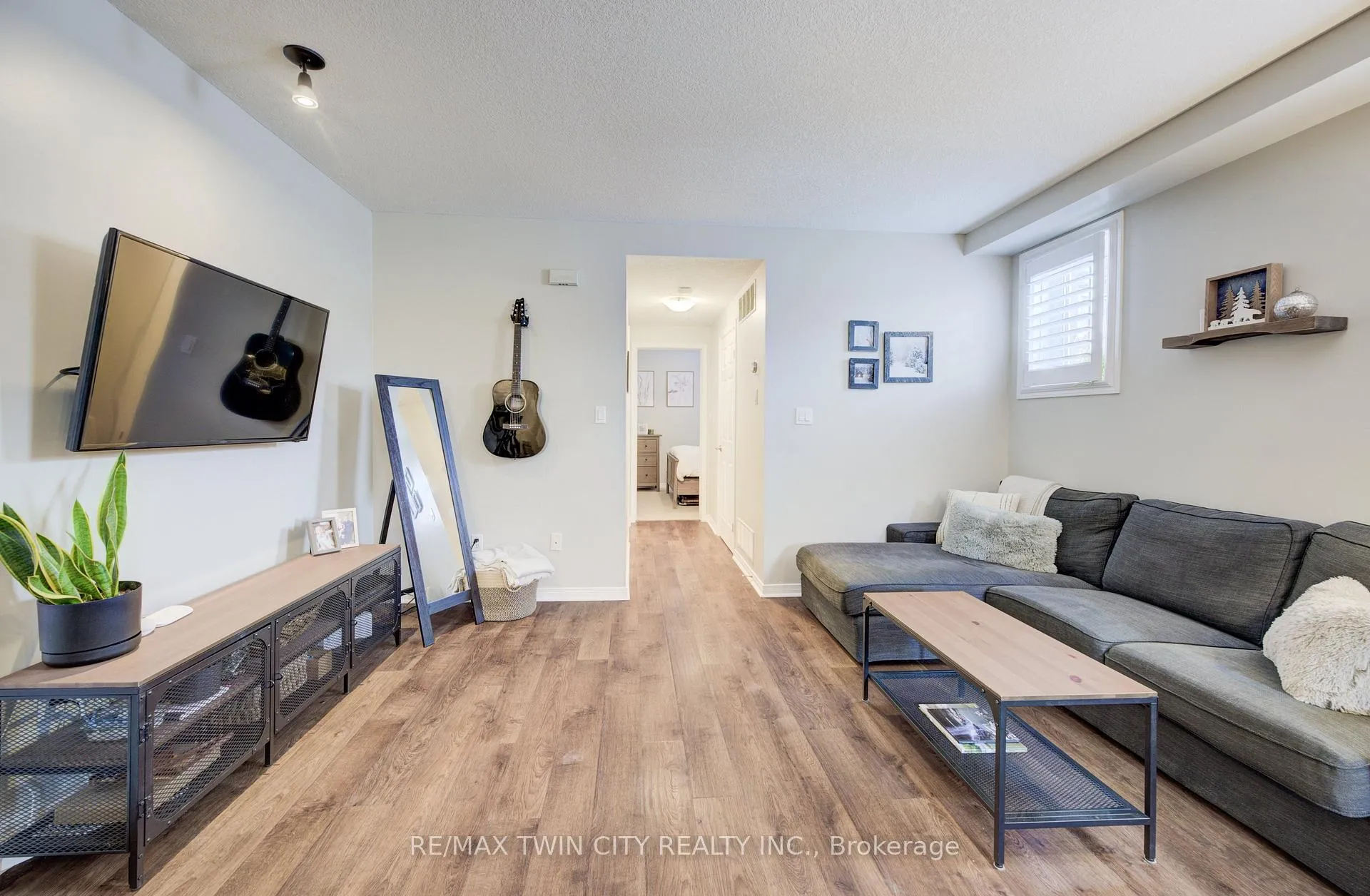 Photo 8 of 240 Westmeadow Drive, Kitchener, Highland West — HOMEH