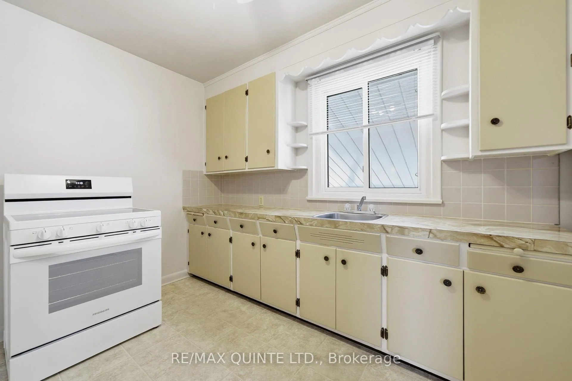 Photo 12 of 32 Bongard Crescent, Belleville, Belleville Ward — HOMEH