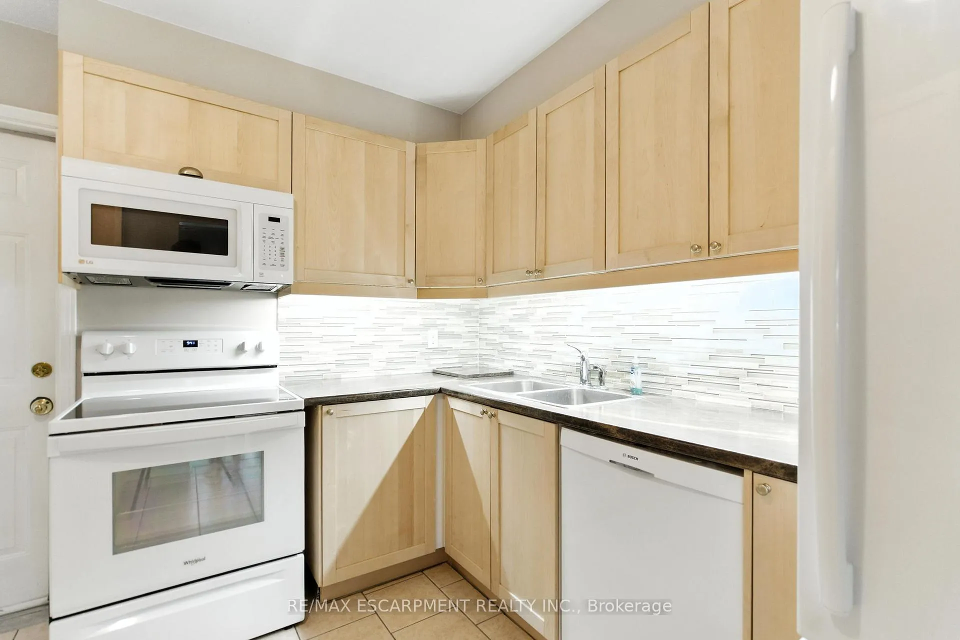 Photo 10 of Unit 18, 79 Braeheid Avenue, Hamilton, Waterdown — HOMEH