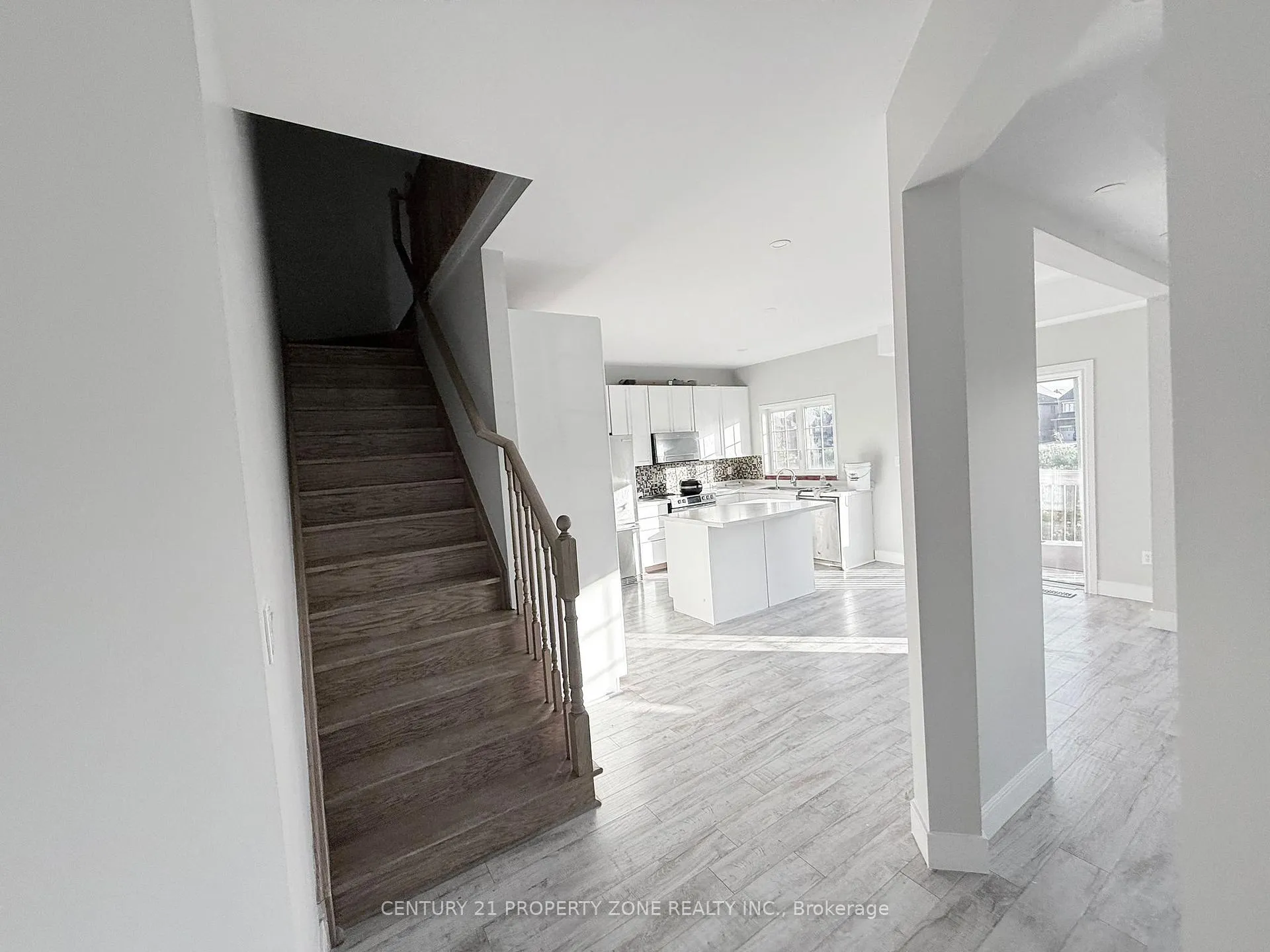 Photo 3 of 2 Abbotsbury Drive, Brampton, Credit Valley — HOMEH