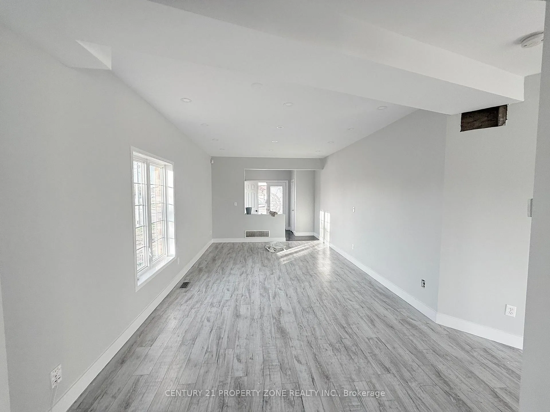Photo 4 of 2 Abbotsbury Drive, Brampton, Credit Valley — HOMEH