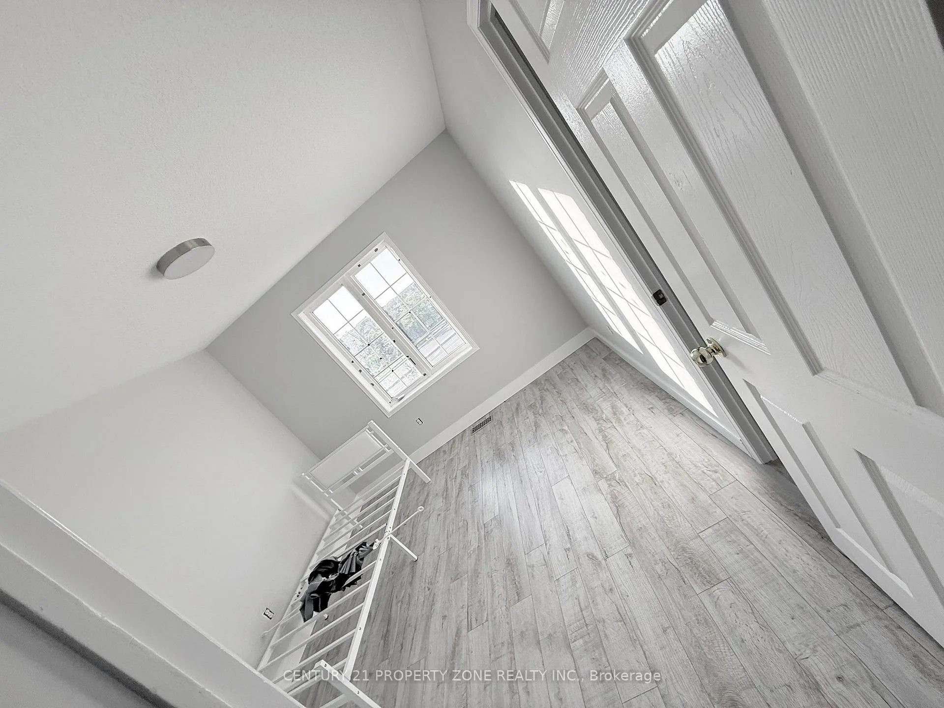 Photo 8 of 2 Abbotsbury Drive, Brampton, Credit Valley — HOMEH