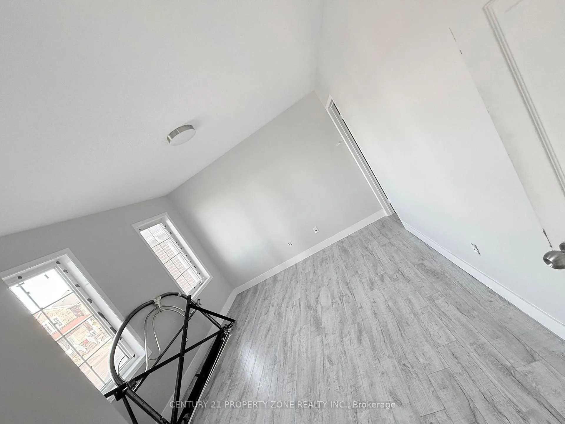 Photo 9 of 2 Abbotsbury Drive, Brampton, Credit Valley — HOMEH