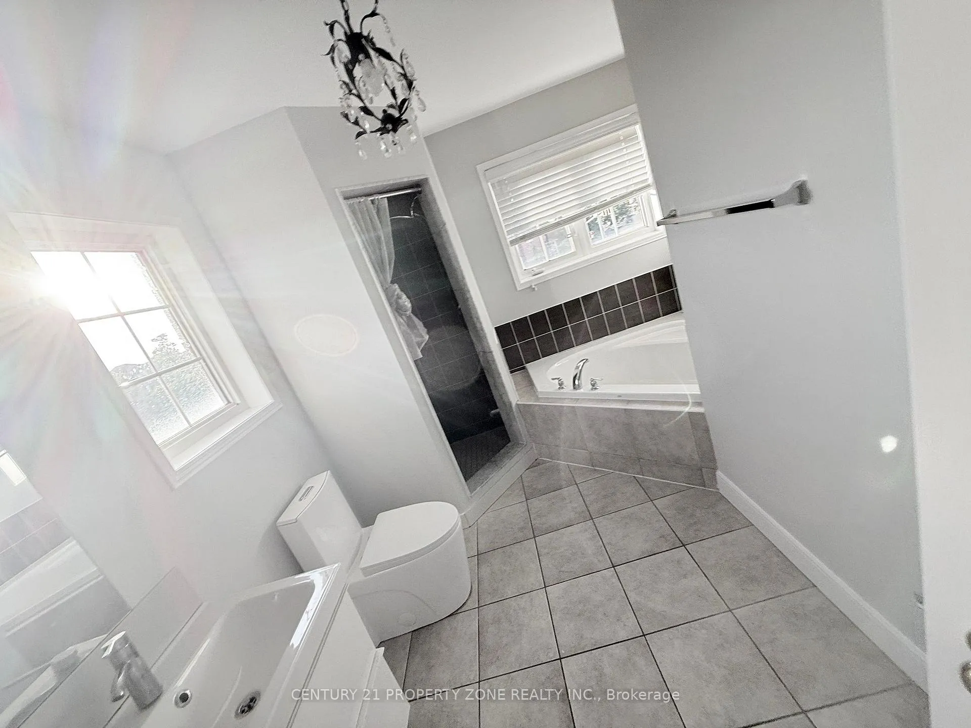 Photo 10 of 2 Abbotsbury Drive, Brampton, Credit Valley — HOMEH