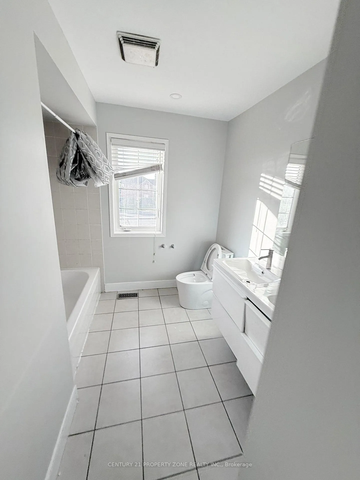 Photo 11 of 2 Abbotsbury Drive, Brampton, Credit Valley — HOMEH