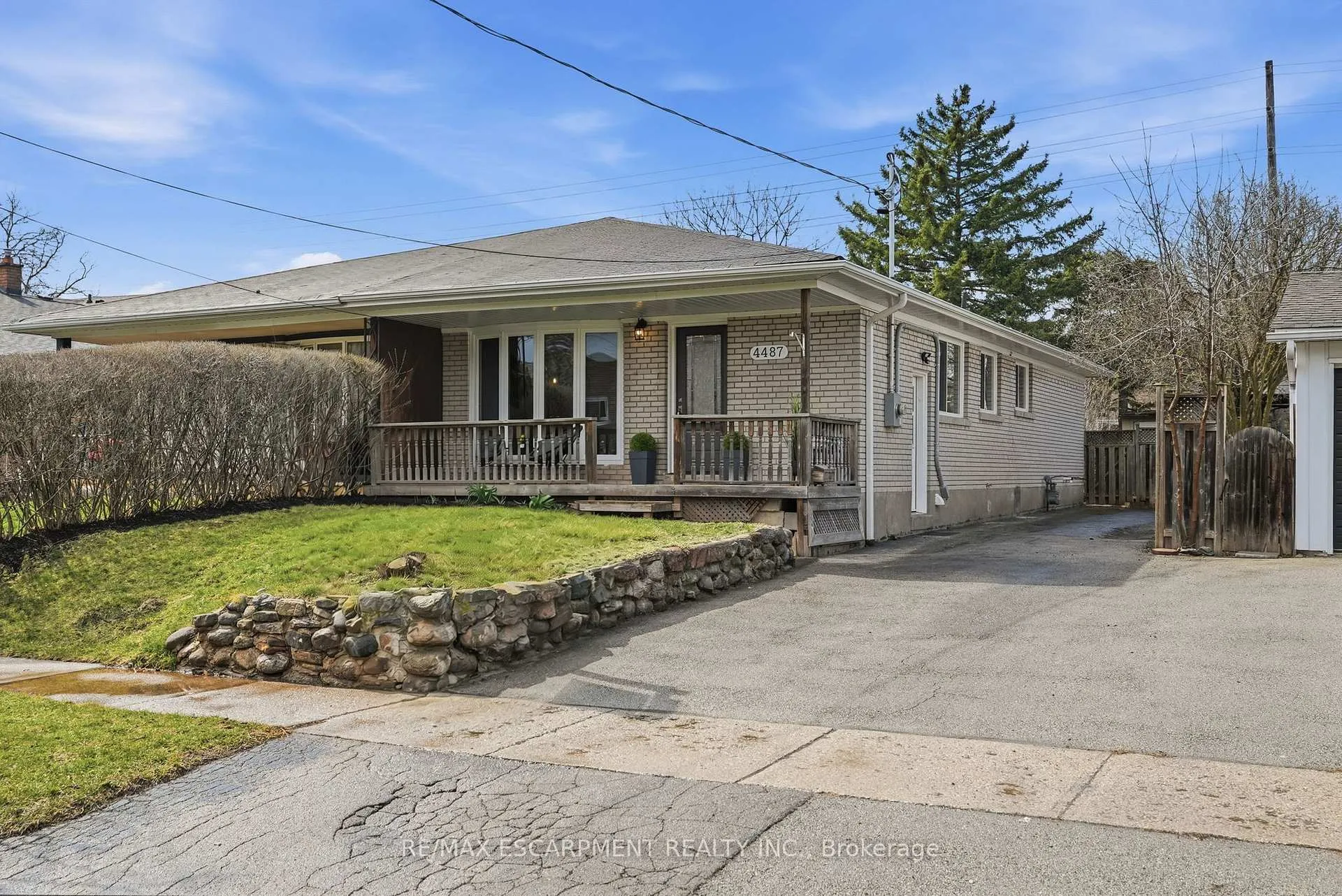 Photo 1 of 4487 Bennett Road, Burlington, Shoreacres — HOMEH