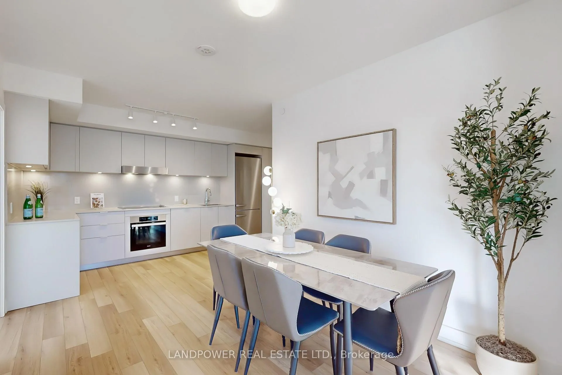 Photo 3 of Unit 609, 8 Cedarland Drive, Markham, Unionville — HOMEH