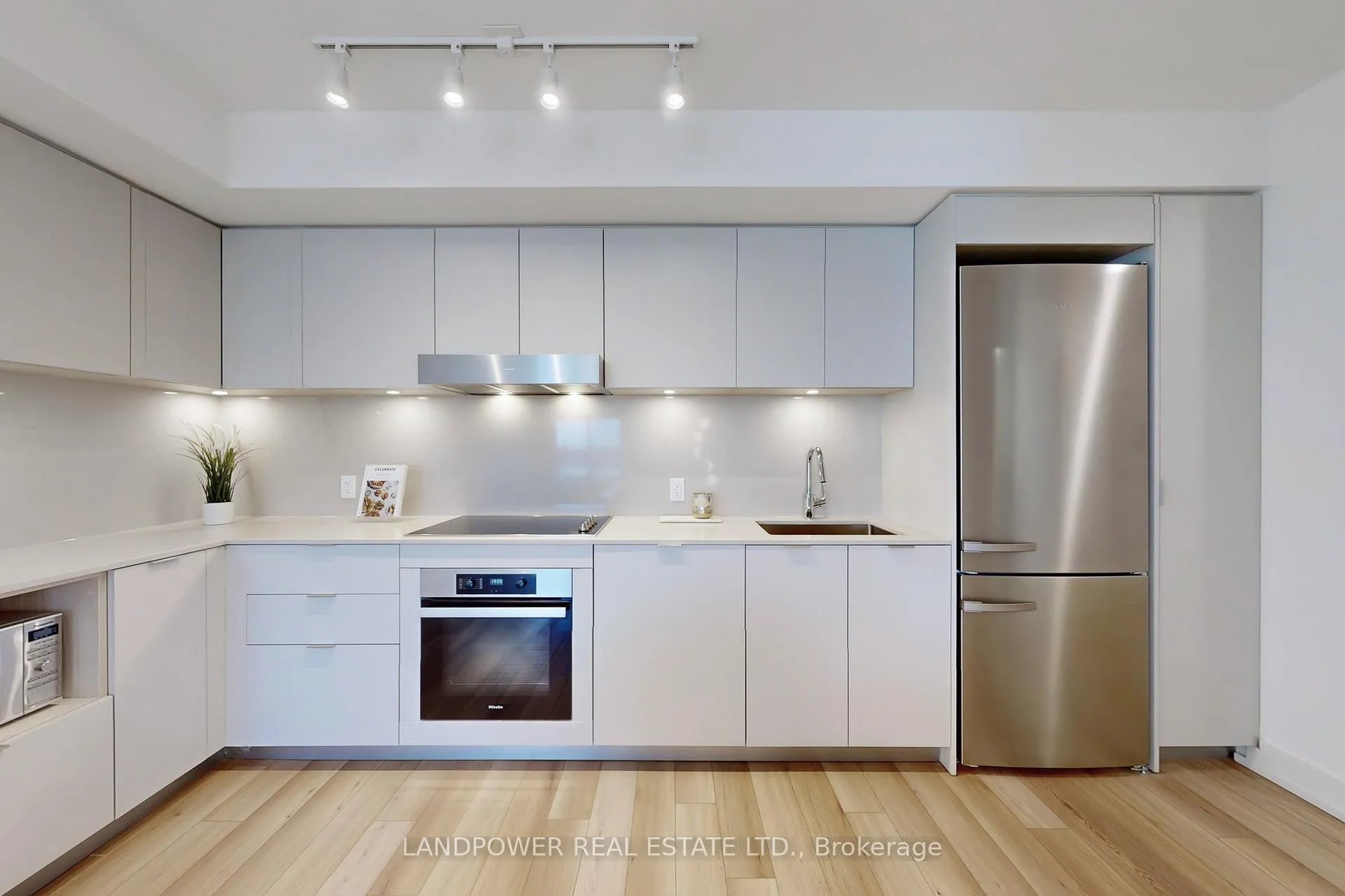 Photo 5 of Unit 609, 8 Cedarland Drive, Markham, Unionville — HOMEH
