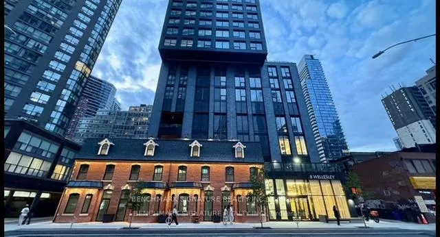 Front of Unit 3312, 8 Wellesley Street W