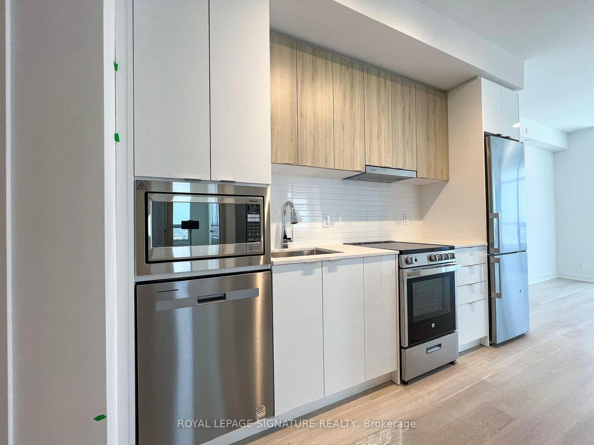 Photo 3 of Unit A-2010, 30 Upper Mall Way, Vaughan, Brownridge — HOMEH