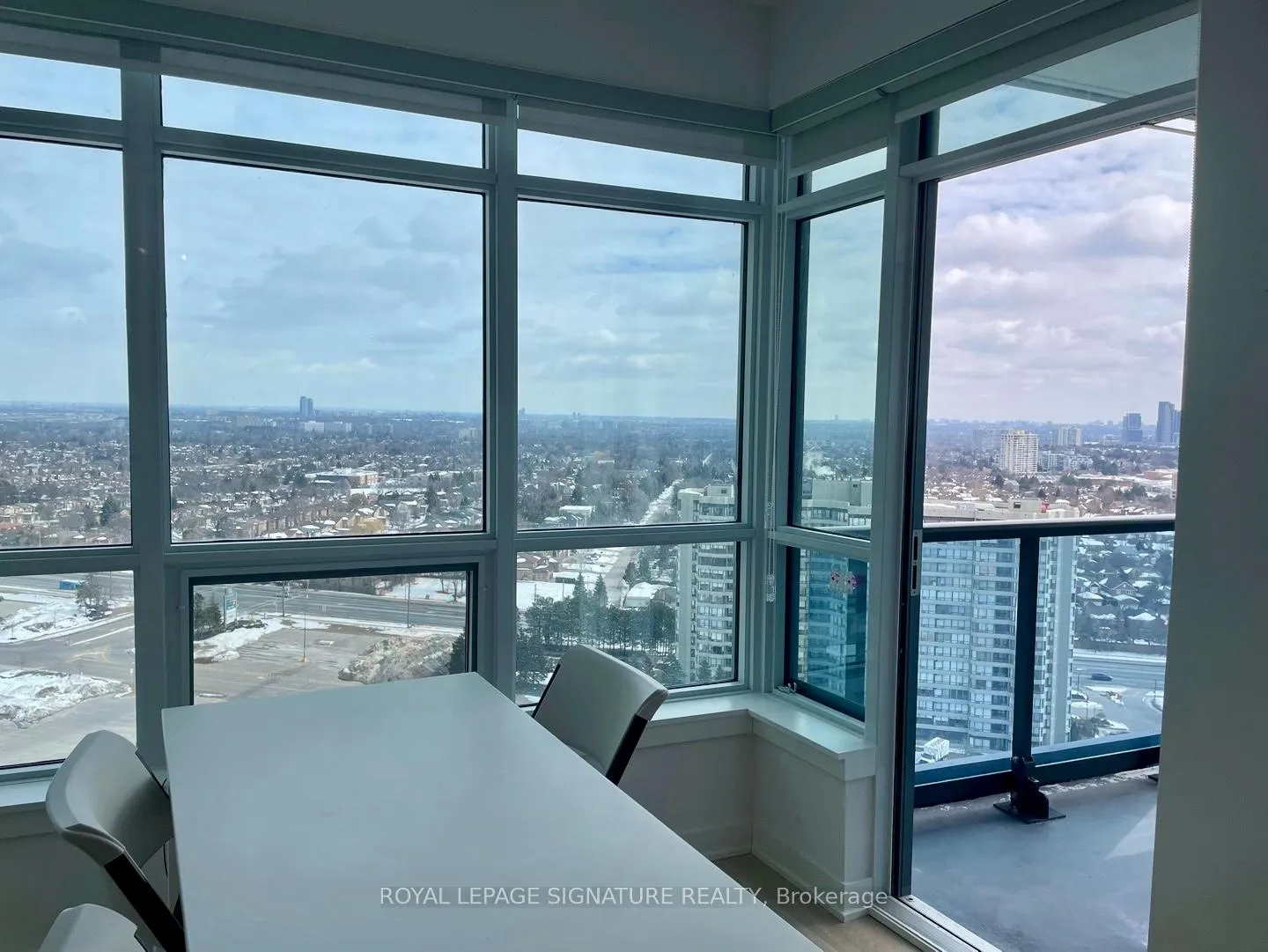 Photo 6 of Unit A-2010, 30 Upper Mall Way, Vaughan, Brownridge — HOMEH