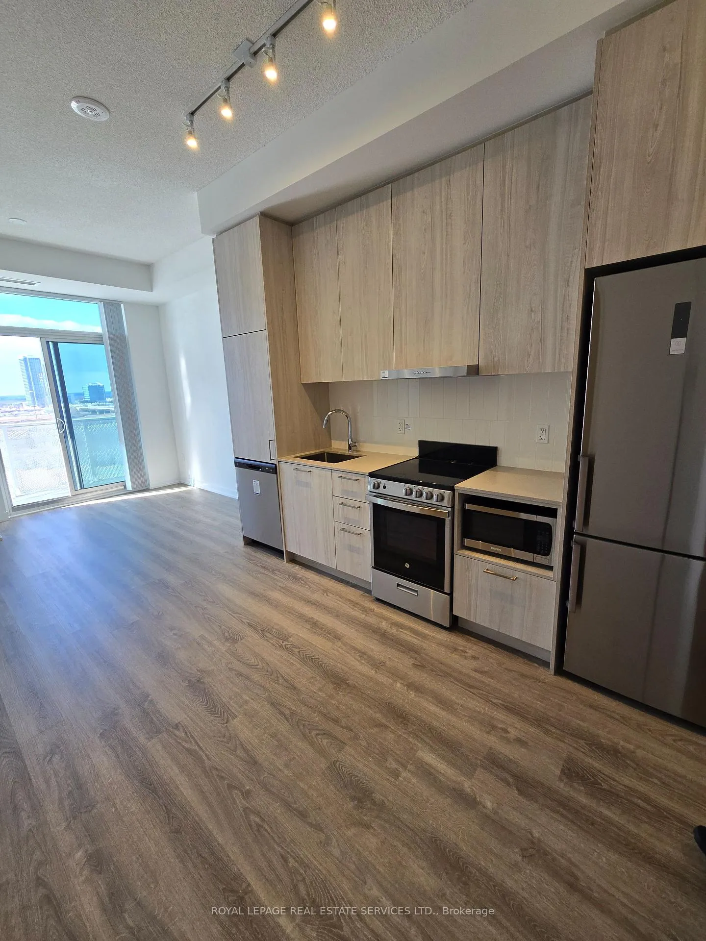Photo 10 of Unit 807, 195 Commerce Street W, Vaughan, Vaughan Corporate Centre — HOMEH