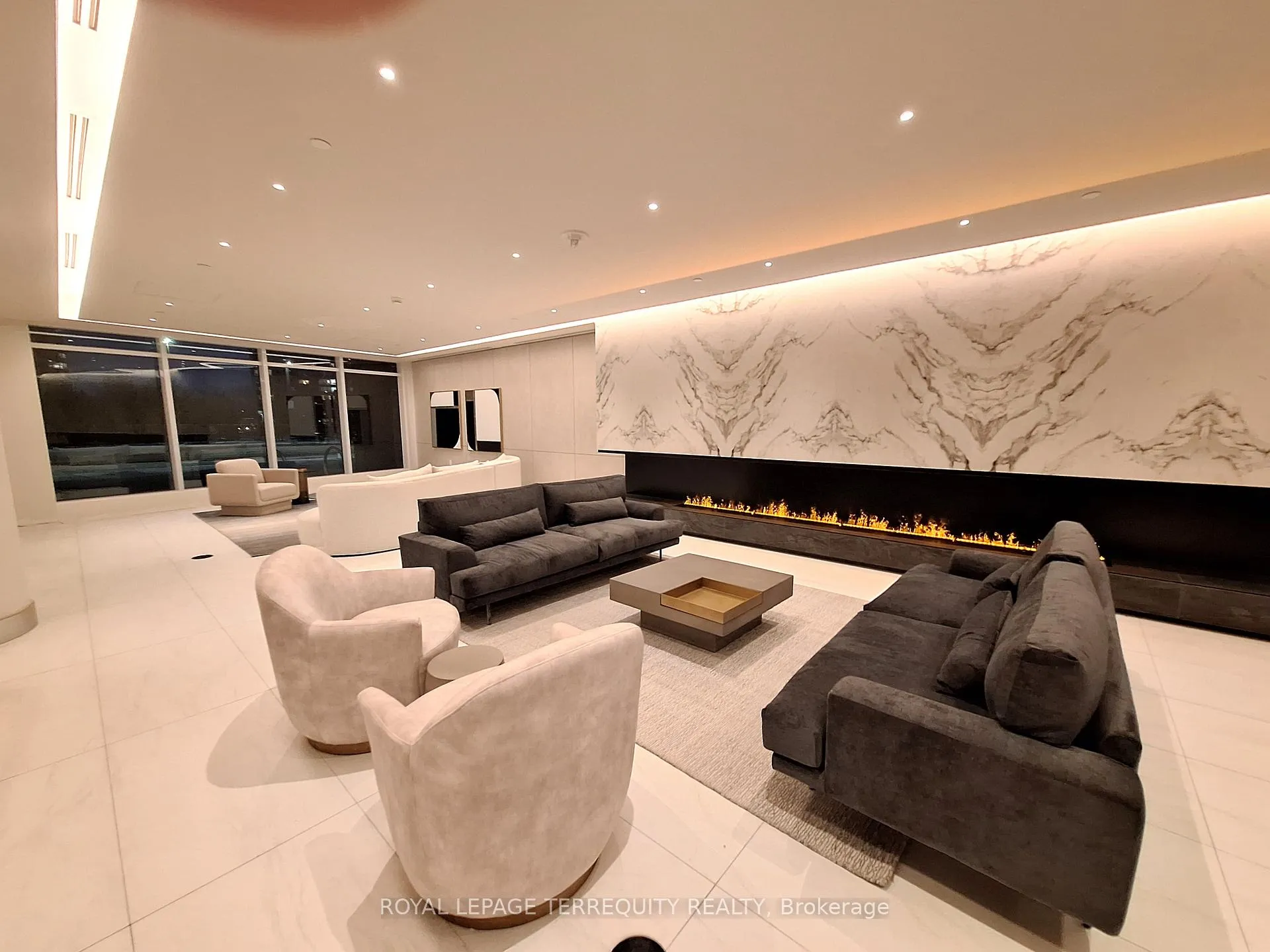 Photo 2 of Unit 411A, 30 Upper Mall Way, Vaughan, Brownridge — HOMEH