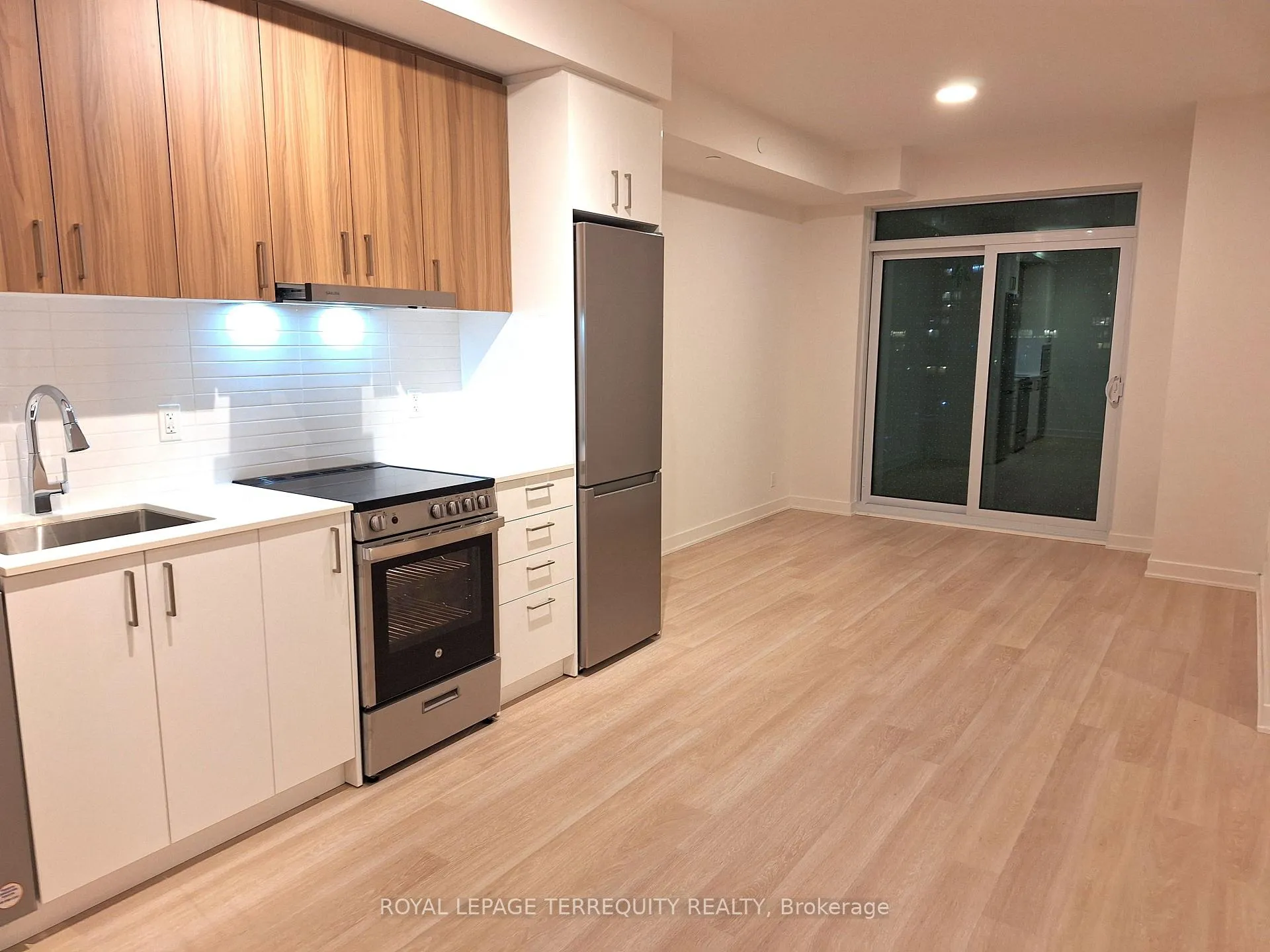 Photo 5 of Unit 411A, 30 Upper Mall Way, Vaughan, Brownridge — HOMEH