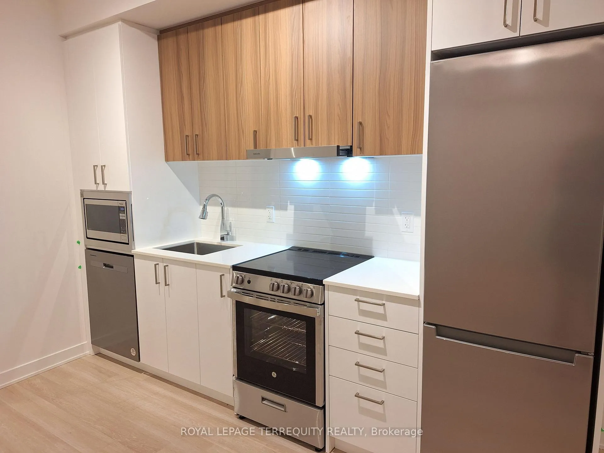 Photo 6 of Unit 411A, 30 Upper Mall Way, Vaughan, Brownridge — HOMEH