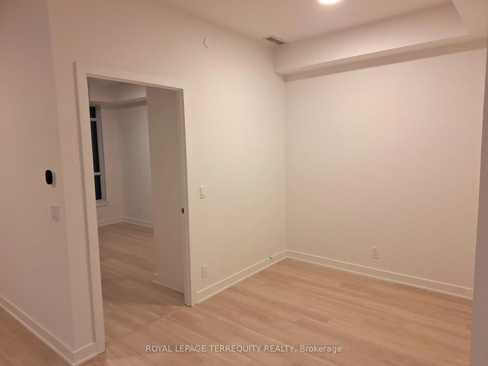 Photo 8 of Unit 411A, 30 Upper Mall Way, Vaughan, Brownridge — HOMEH