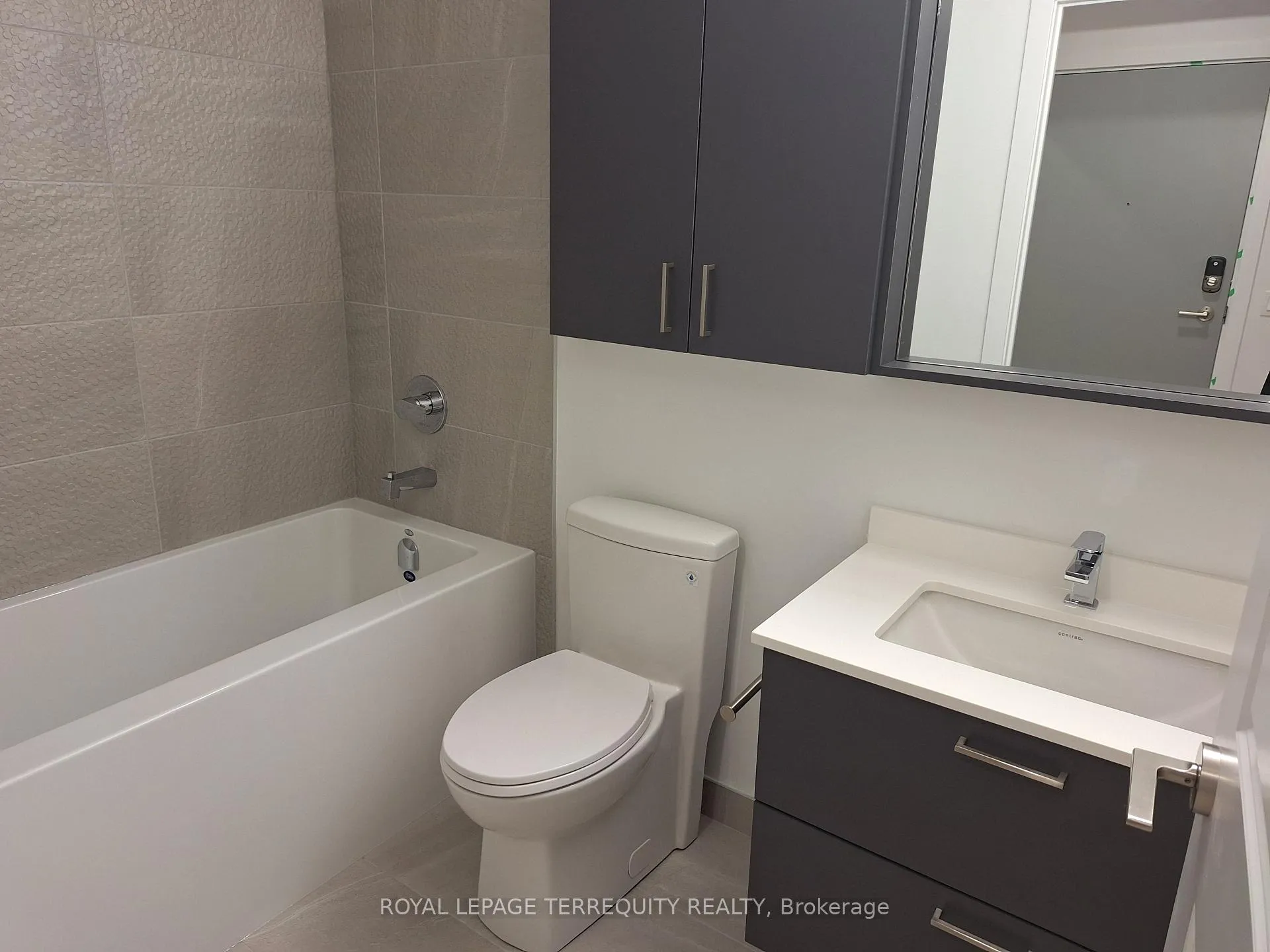 Photo 9 of Unit 411A, 30 Upper Mall Way, Vaughan, Brownridge — HOMEH