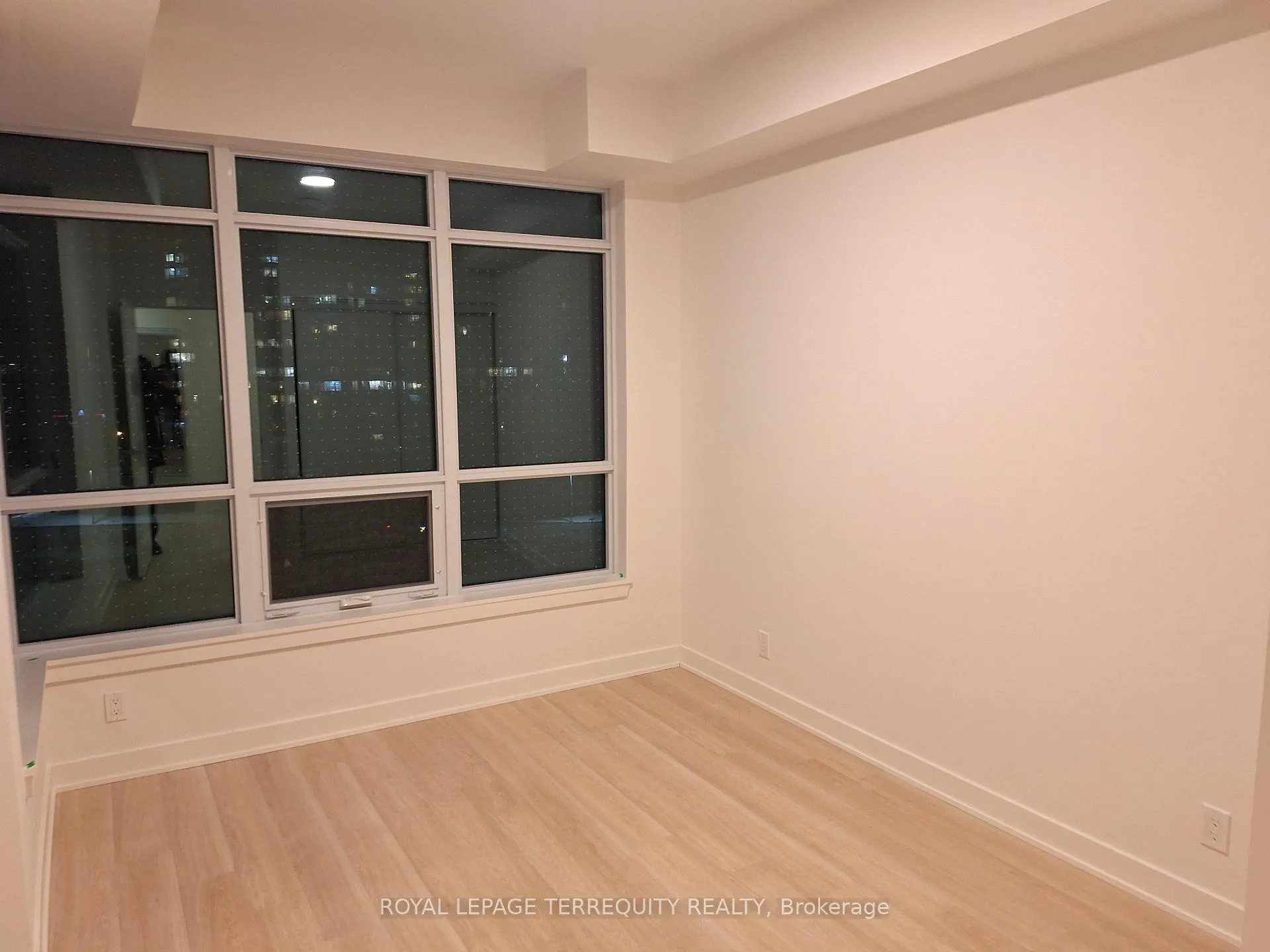 Photo 10 of Unit 411A, 30 Upper Mall Way, Vaughan, Brownridge — HOMEH