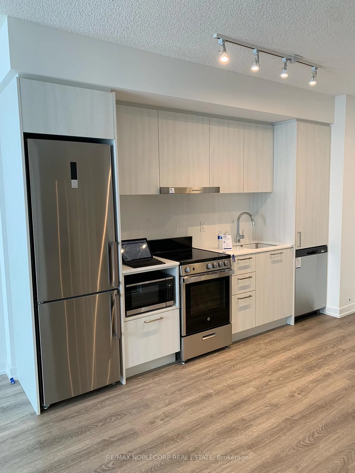 Photo 3 of Unit 3805, 195 Commerce Street, Vaughan, Vaughan Corporate Centre — HOMEH