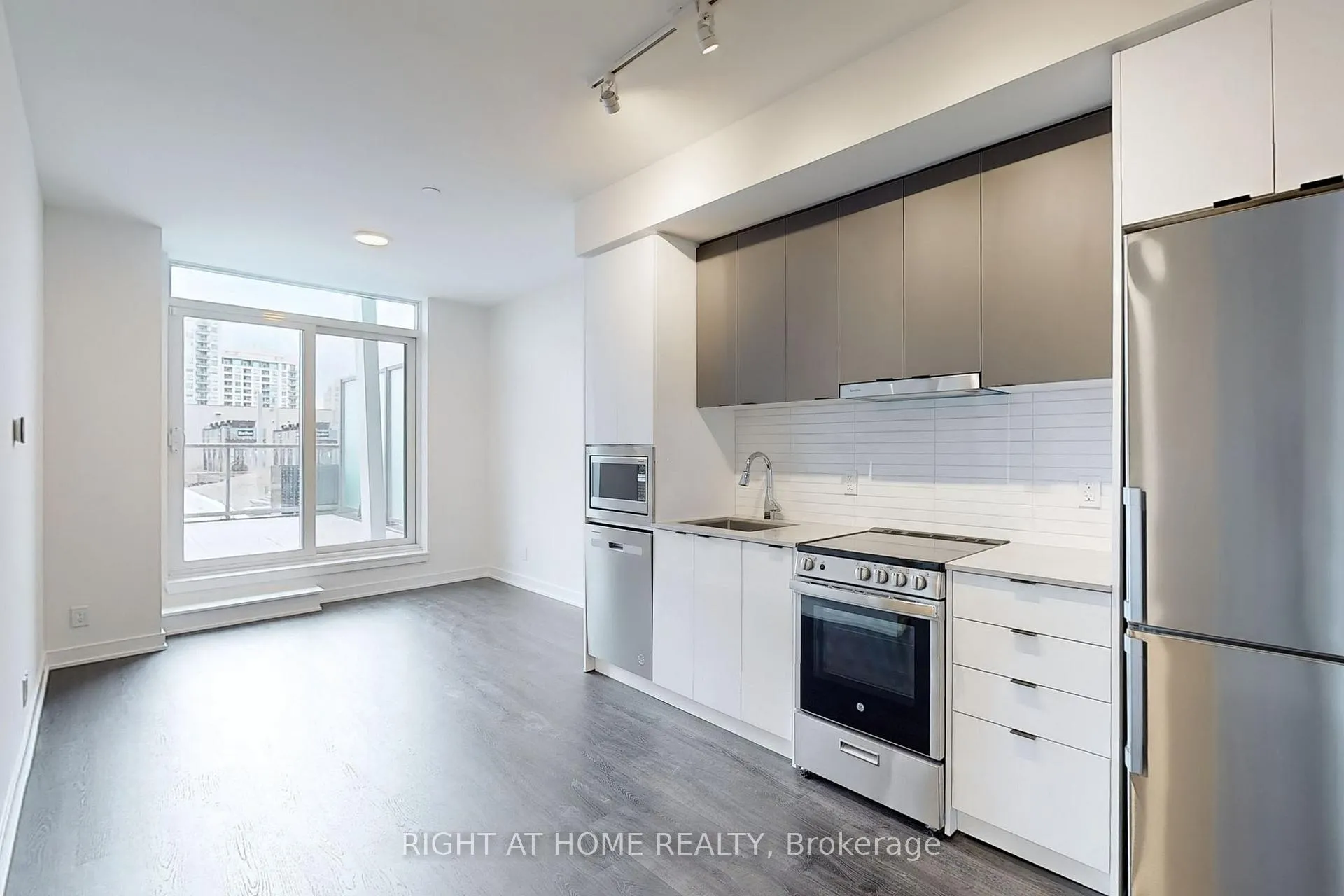Photo 2 of Unit 212A, 30 Upper Mall Way, Vaughan, Brownridge — HOMEH