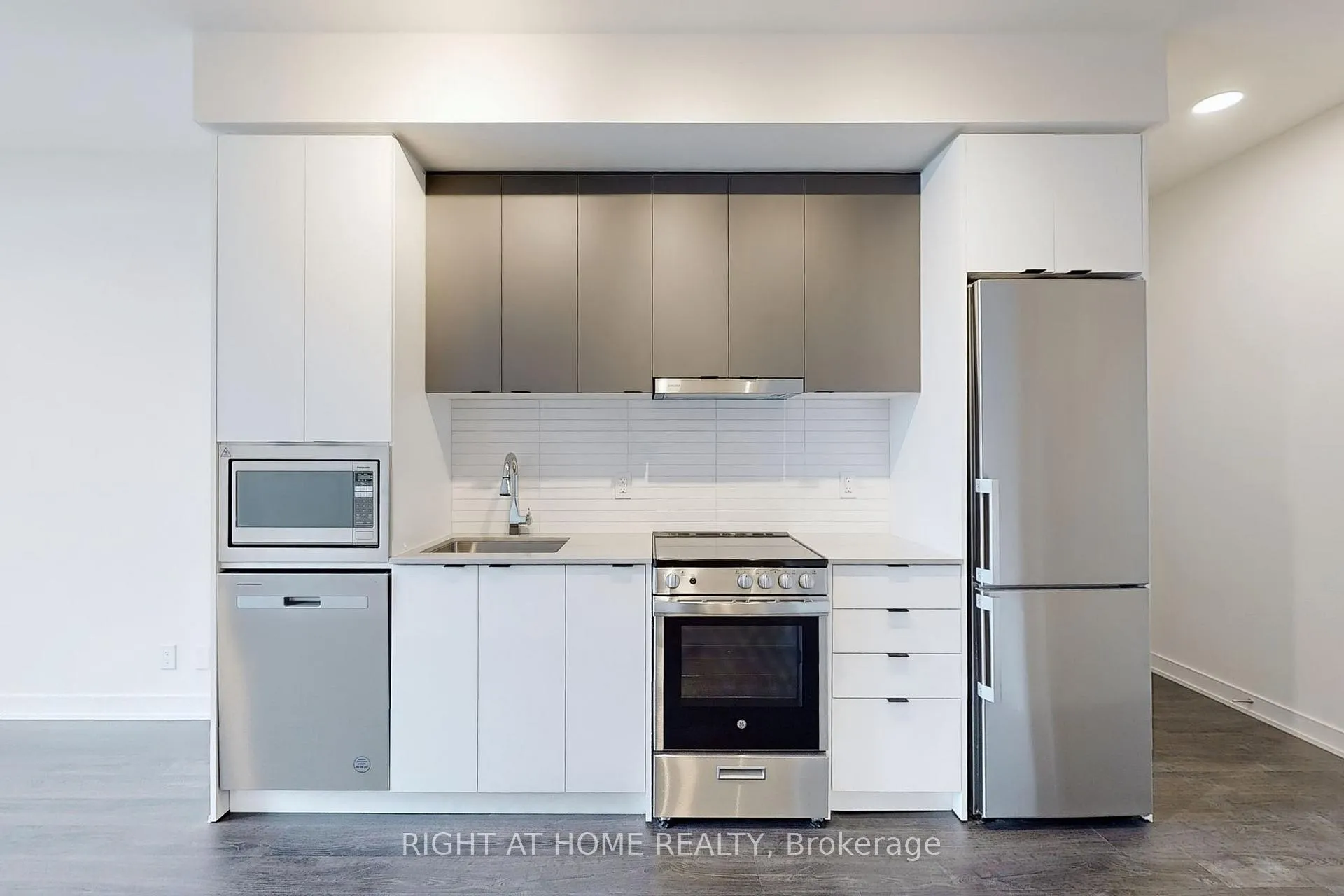 Photo 3 of Unit 212A, 30 Upper Mall Way, Vaughan, Brownridge — HOMEH