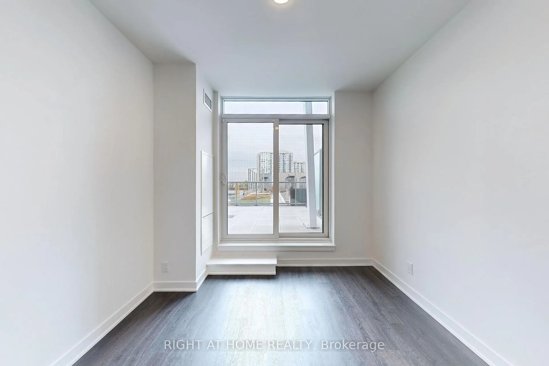 Photo 4 of Unit 212A, 30 Upper Mall Way, Vaughan, Brownridge — HOMEH