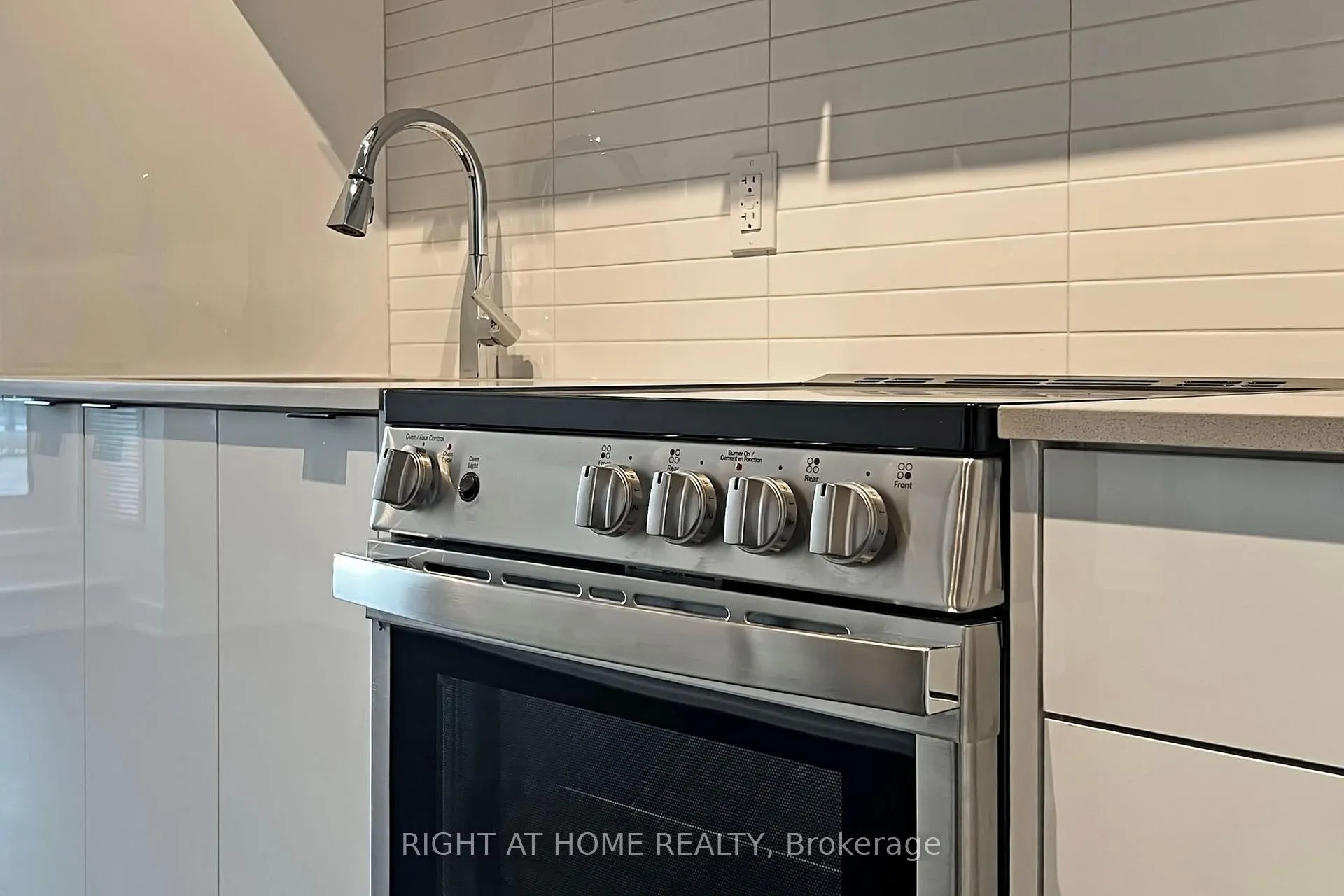 Photo 7 of Unit 212A, 30 Upper Mall Way, Vaughan, Brownridge — HOMEH