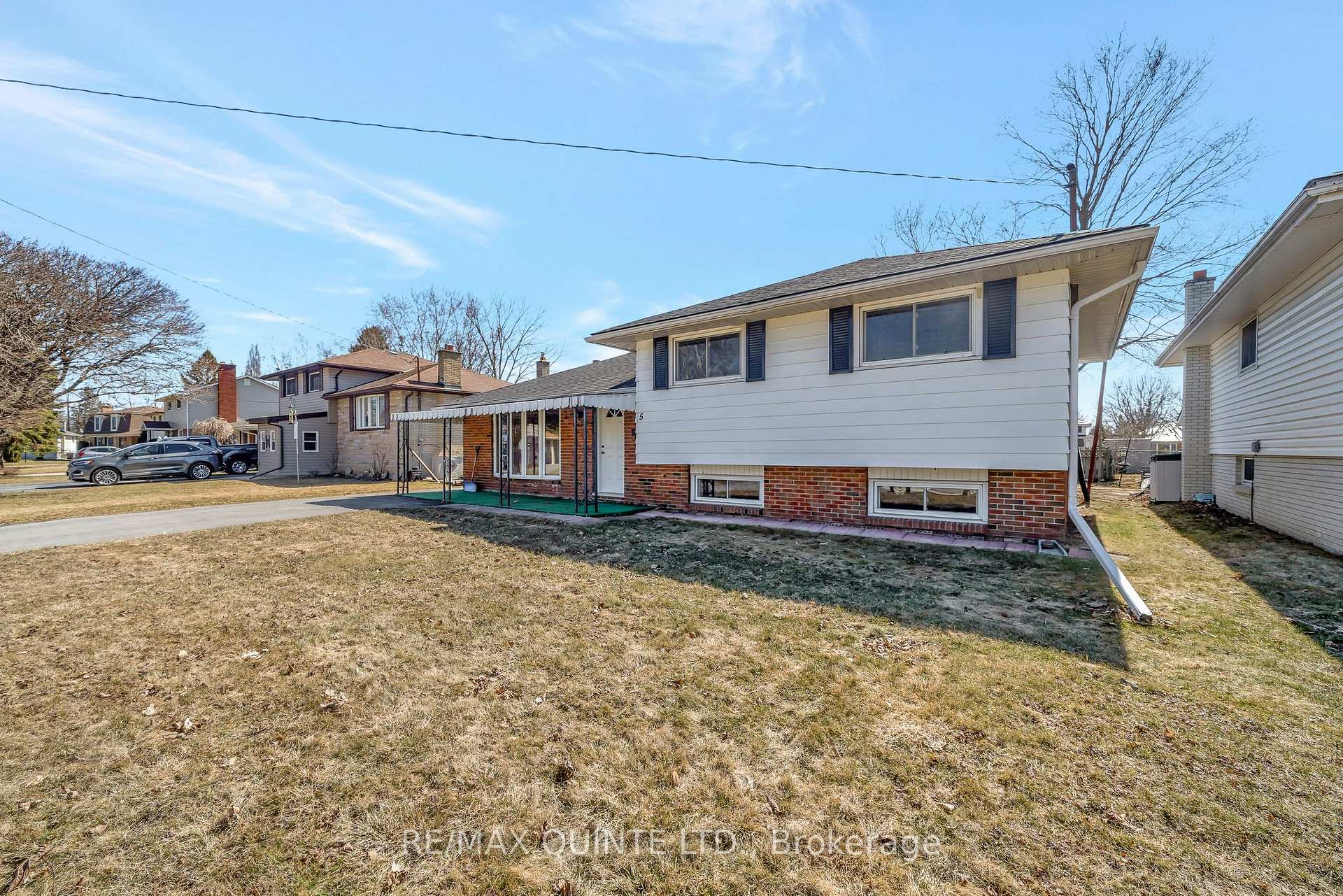 Photo 2 of 5 Joyce Crescent, Belleville, Belleville Ward — HOMEH
