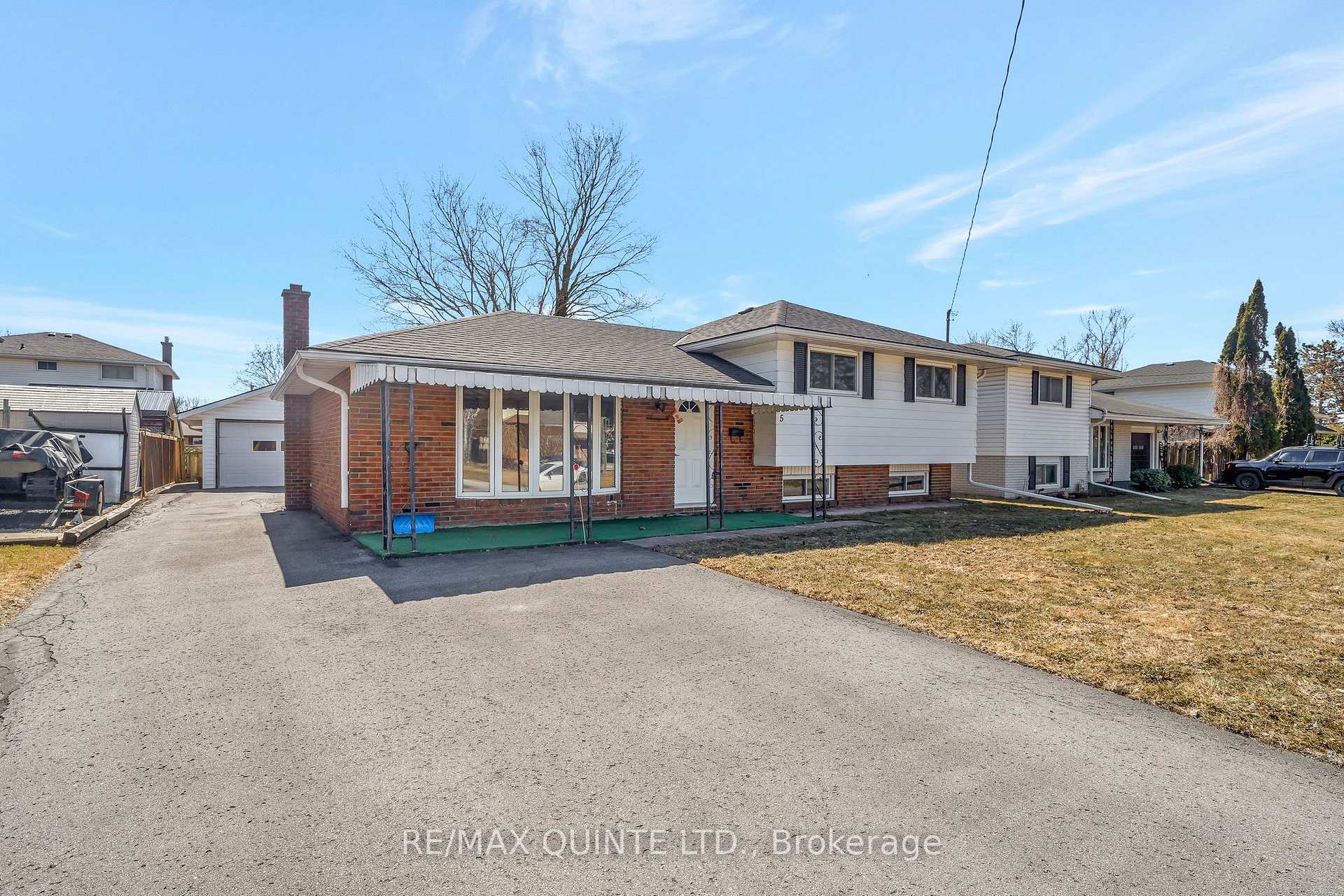 Photo 3 of 5 Joyce Crescent, Belleville, Belleville Ward — HOMEH