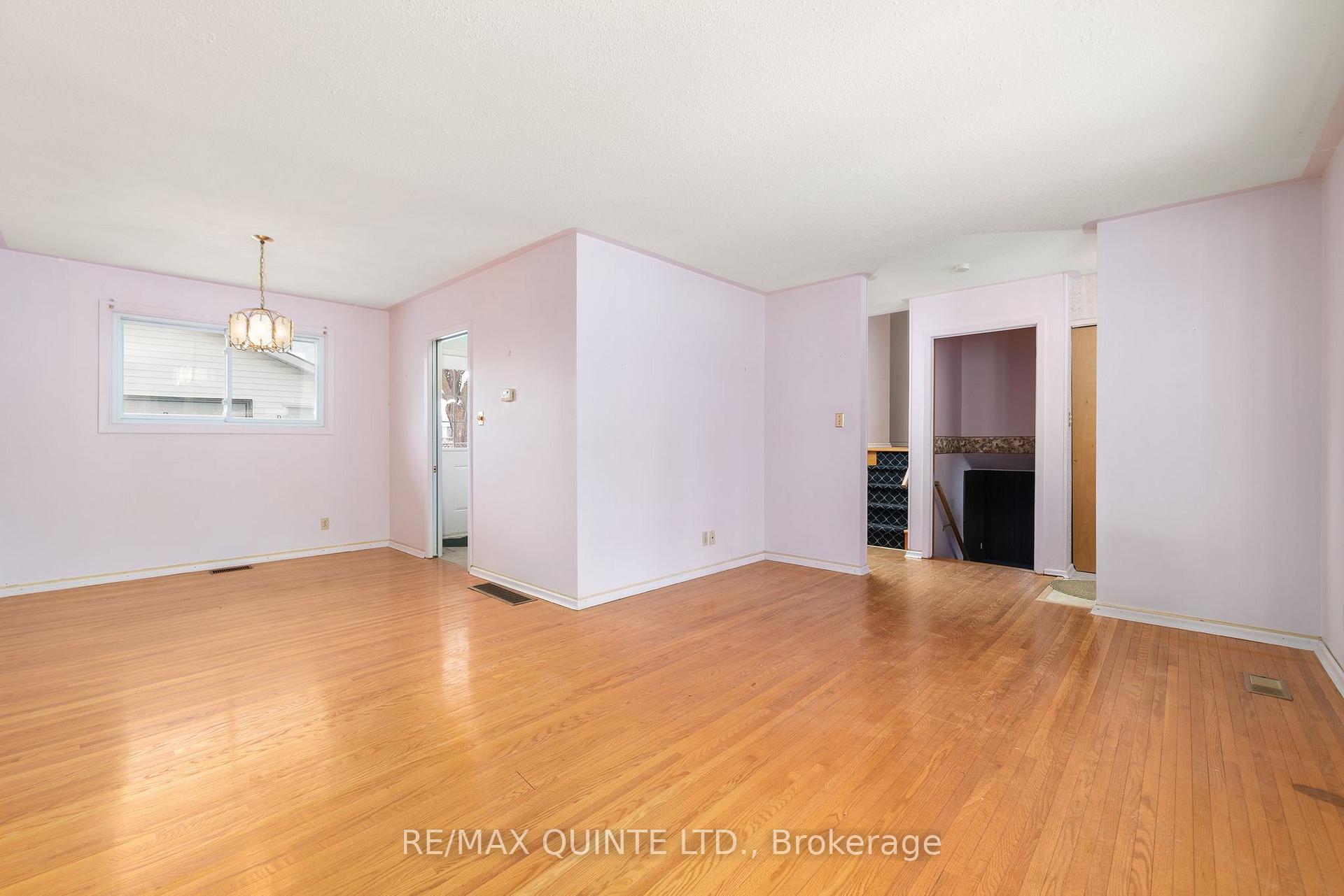 Photo 8 of 5 Joyce Crescent, Belleville, Belleville Ward — HOMEH