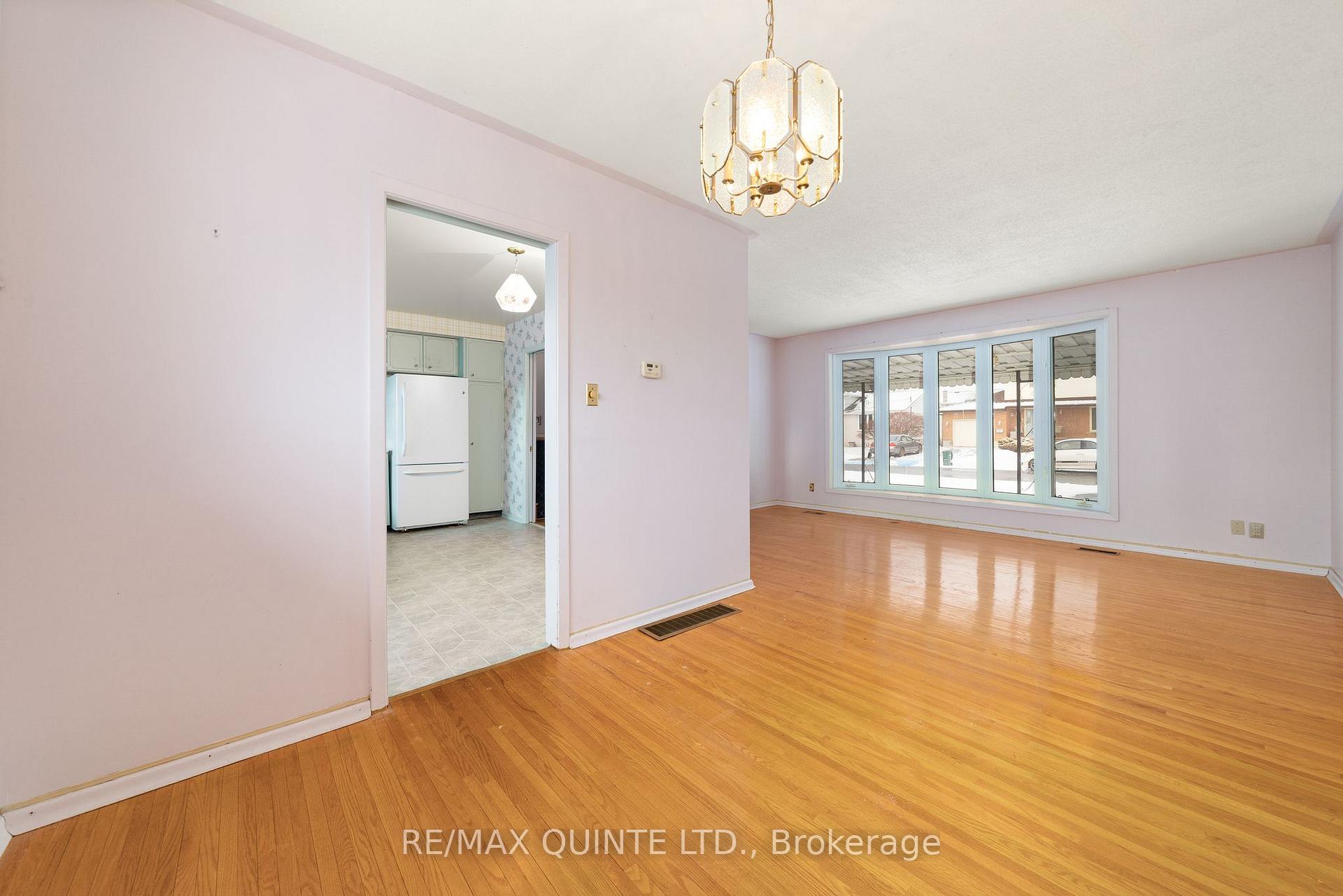 Photo 11 of 5 Joyce Crescent, Belleville, Belleville Ward — HOMEH