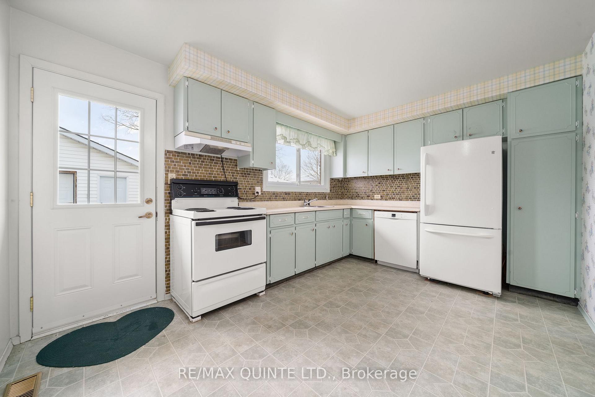 Photo 12 of 5 Joyce Crescent, Belleville, Belleville Ward — HOMEH