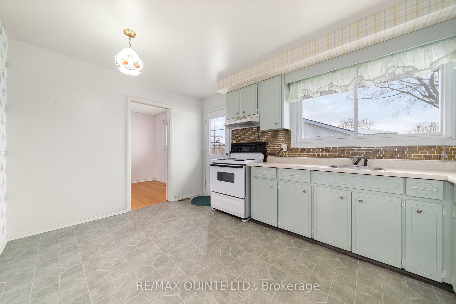 Photo 14 of 5 Joyce Crescent, Belleville, Belleville Ward — HOMEH