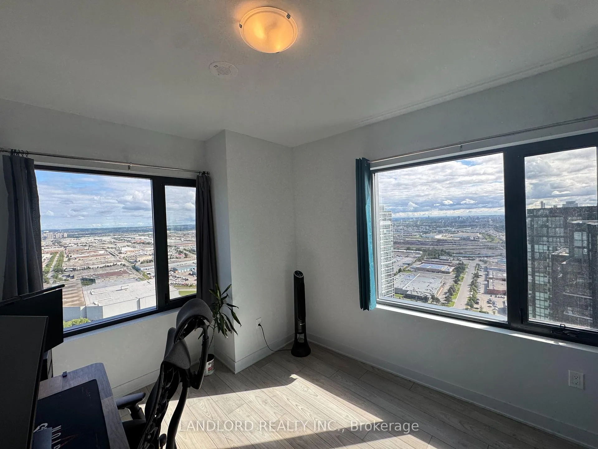 Photo 14 of Unit 3810, 2920 Highway 7, Vaughan, Concord — HOMEH