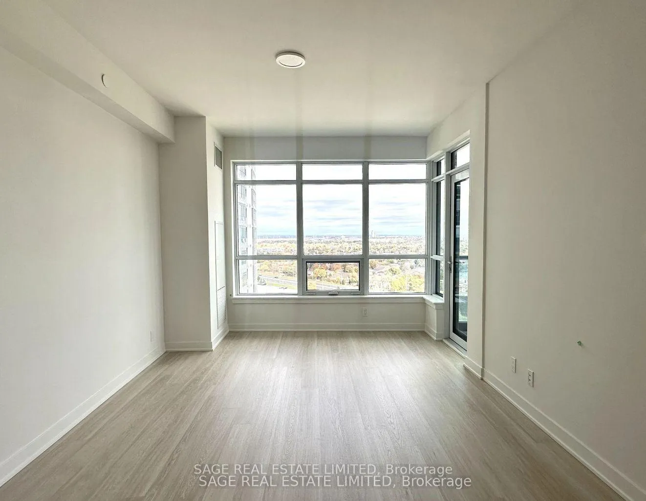 Photo 4 of Unit 1710A, 30 Upper Mall Way, Vaughan, Brownridge — HOMEH