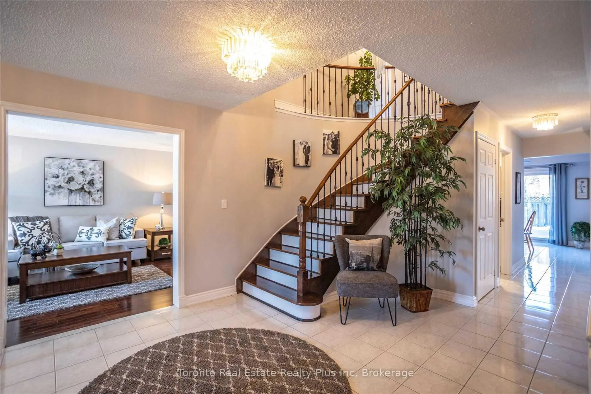 Photo 2 of 48 Newbury Crescent, Brampton, Westgate — HOMEH