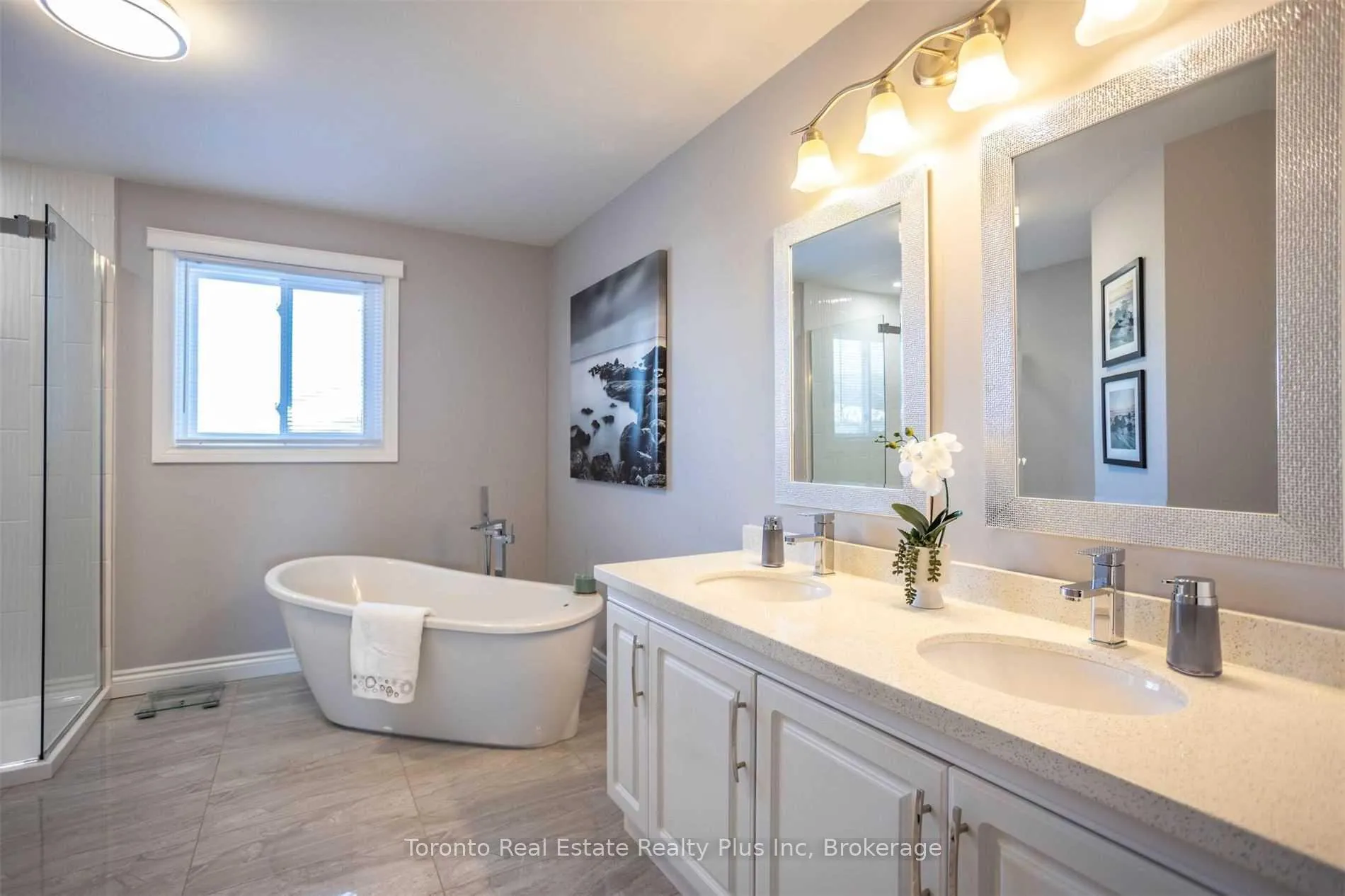 Photo 3 of 48 Newbury Crescent, Brampton, Westgate — HOMEH