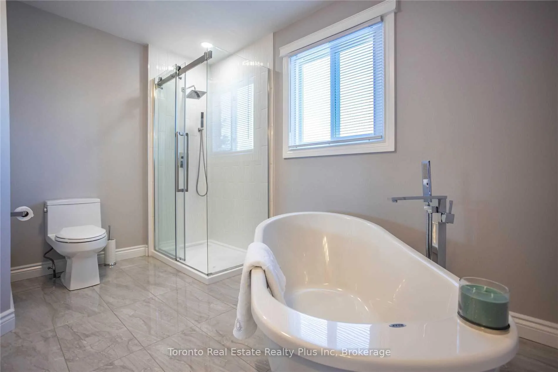 Photo 9 of 48 Newbury Crescent, Brampton, Westgate — HOMEH