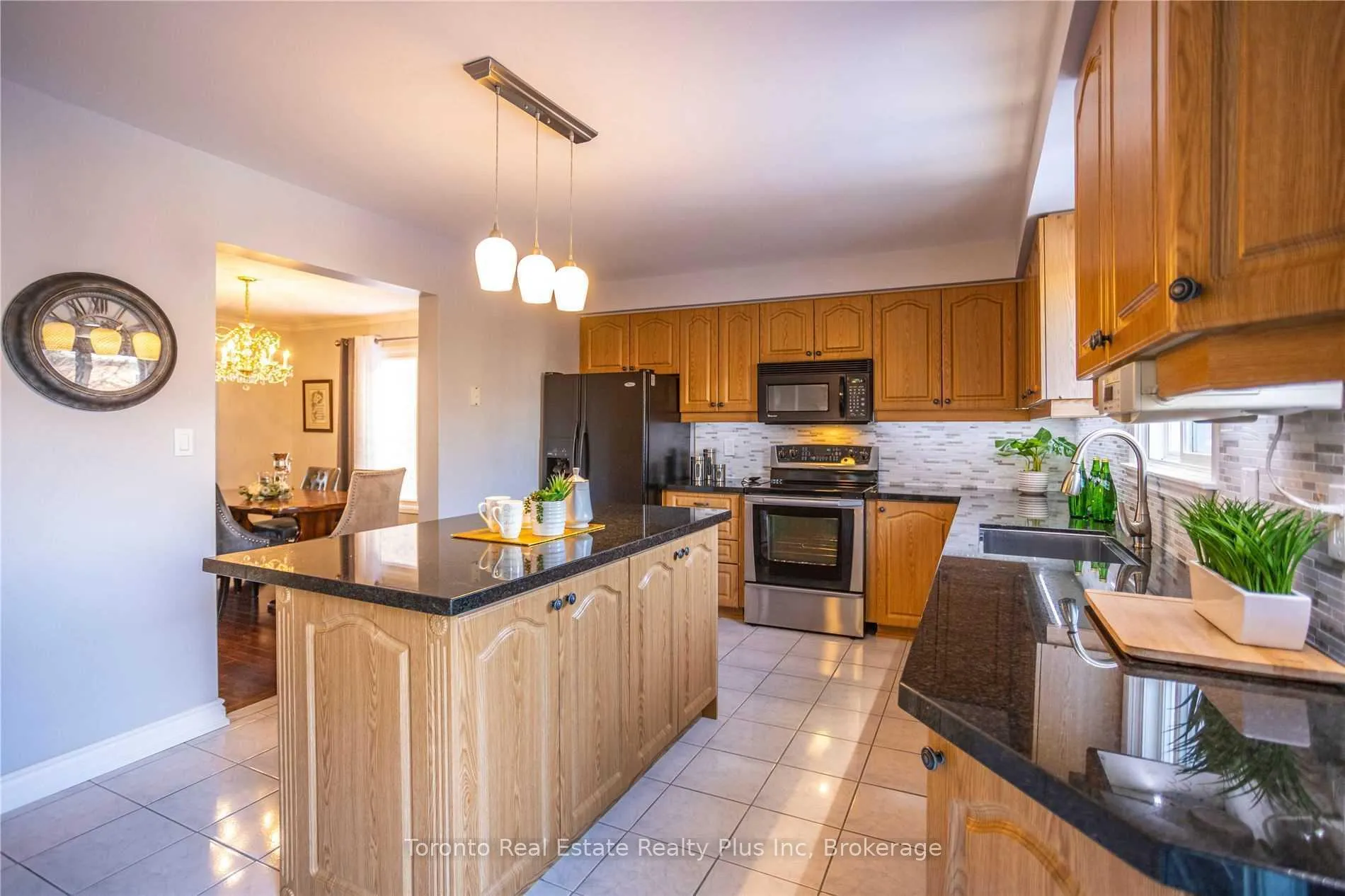 Photo 12 of 48 Newbury Crescent, Brampton, Westgate — HOMEH