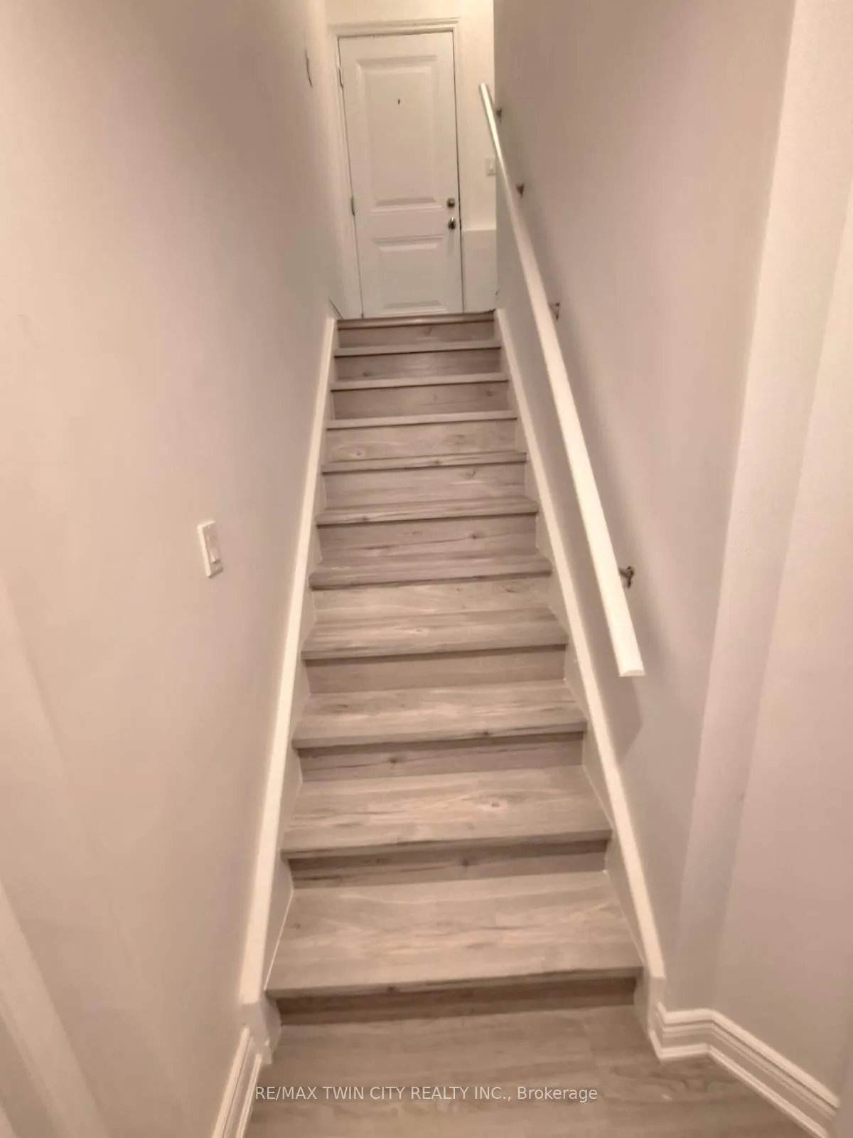 Photo 4 of 15 Spring Creek Street, Kitchener, Grand River South — HOMEH