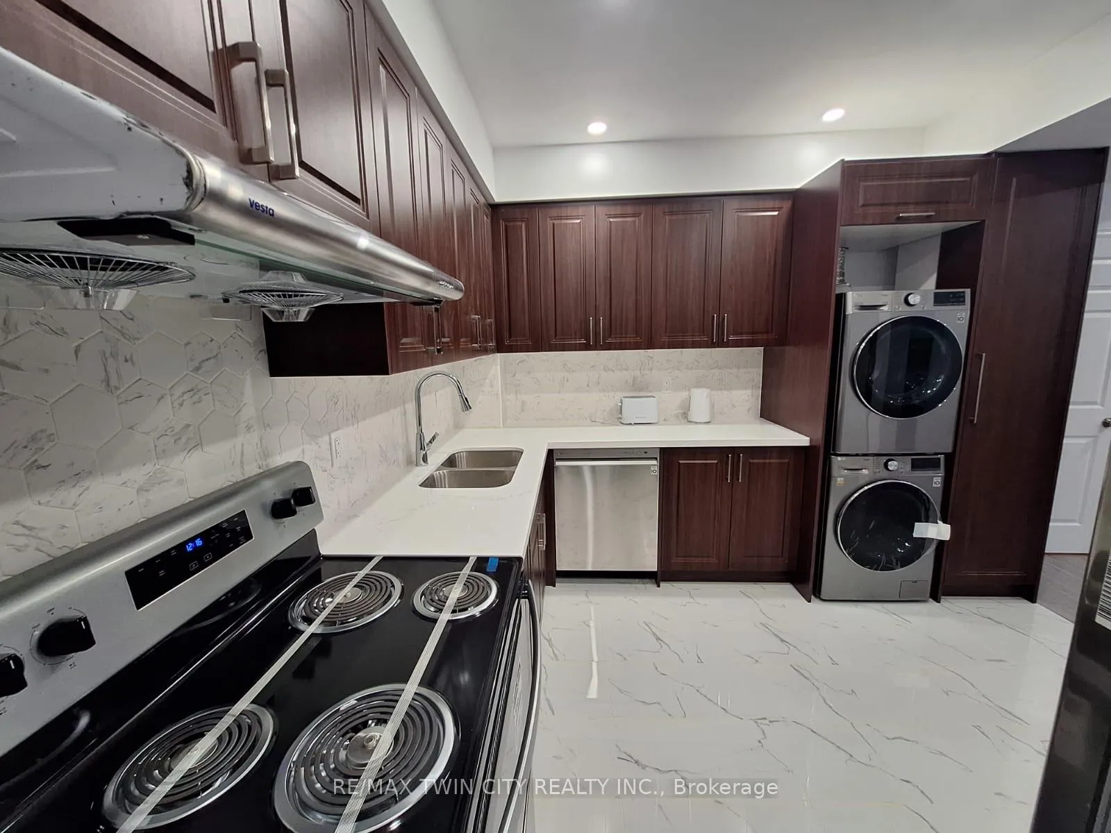 Photo 7 of 15 Spring Creek Street, Kitchener, Grand River South — HOMEH